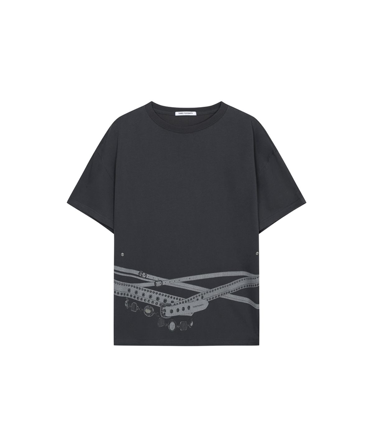 쓰리투에이티(THREE TO EIGHTY) SNAP BELT GRAPHIC TEE CHARCOAL