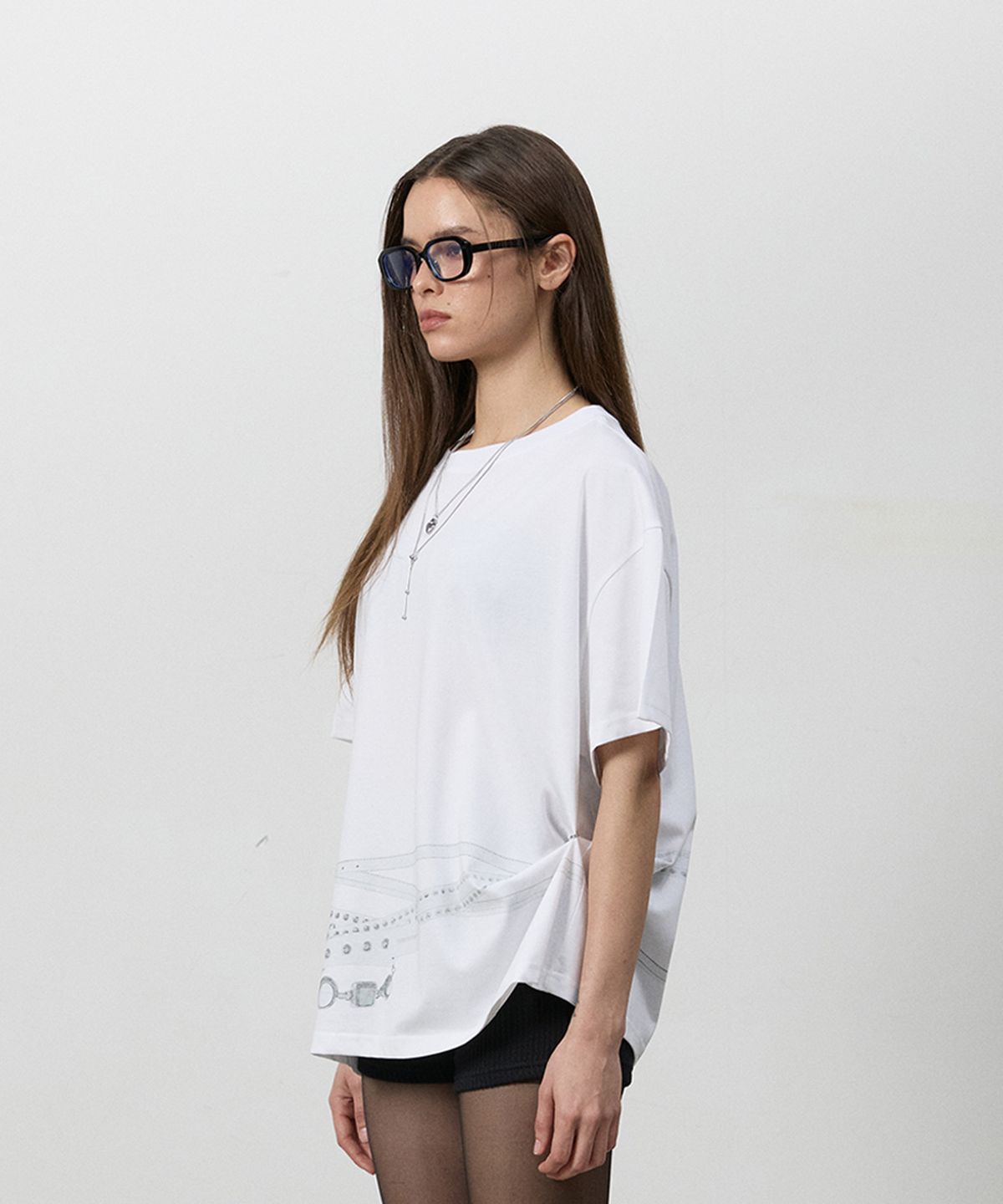 쓰리투에이티(THREE TO EIGHTY) SNAP BELT GRAPHIC TEE WHITE