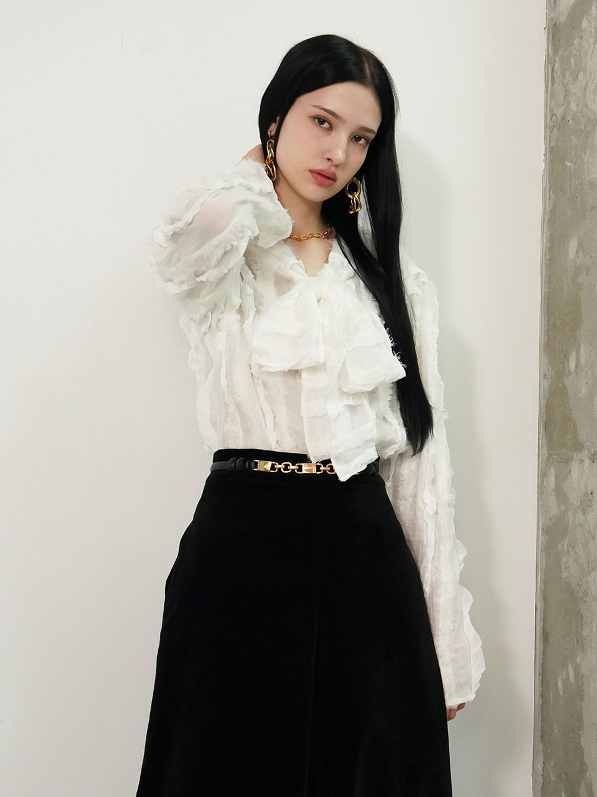 뮤즈바이로즈(MUSE BY ROSE) 뮤젤 Muzélle 텍스처드 리본 블라우스 (화이트)
