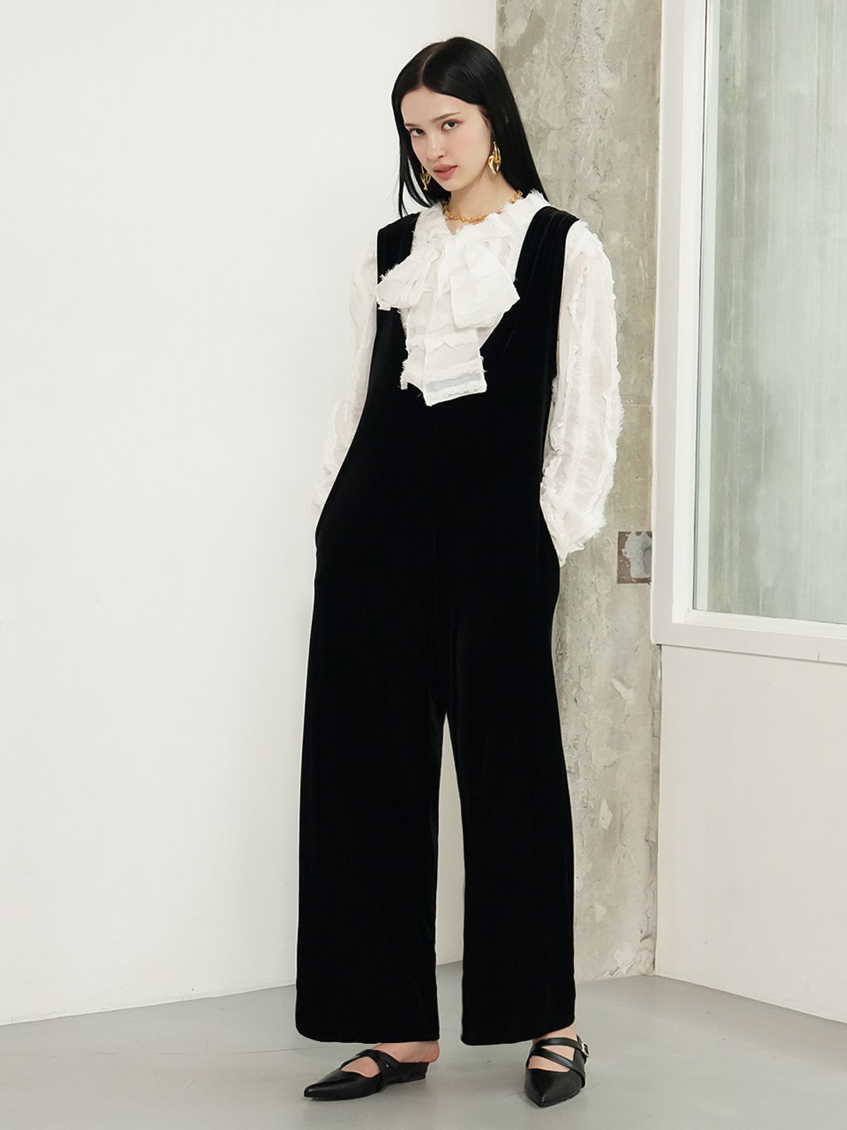 뮤즈바이로즈(MUSE BY ROSE) 뮤젤 Muzélle 텍스처드 리본 블라우스 (화이트)
