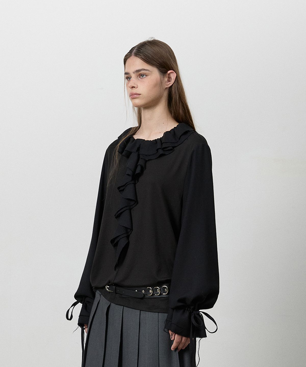 쓰리투에이티(THREE TO EIGHTY) RUCHED FRINGE BLOUSE BLACK