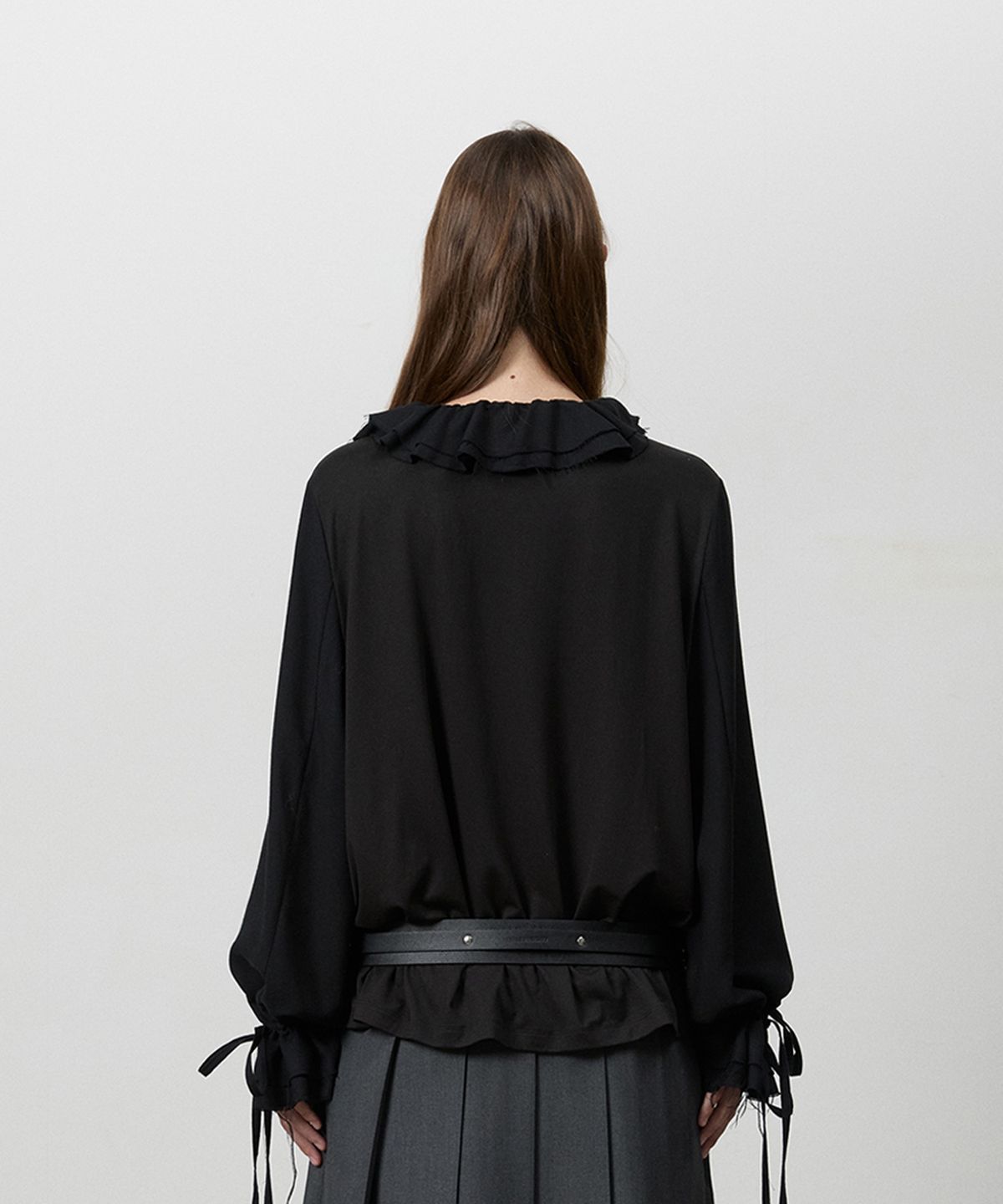 쓰리투에이티(THREE TO EIGHTY) RUCHED FRINGE BLOUSE BLACK
