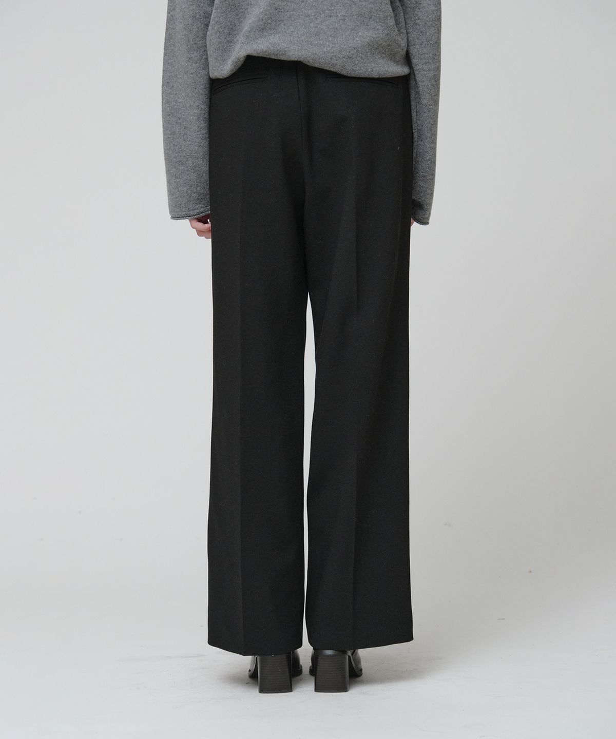 뮤제(MUSEE) [ESSENTIEL] ARCH Minimal Wool-Blend Semi-Wide Pants_Black