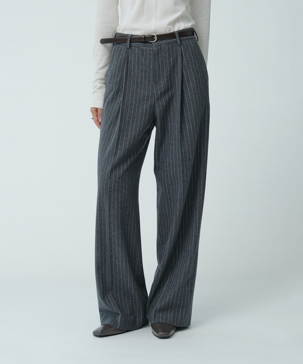 뮤제(MUSEE) [ESSENTIEL] ARCH Minimal Wool-Blend Semi-Wide Pants_Gray Stripe
