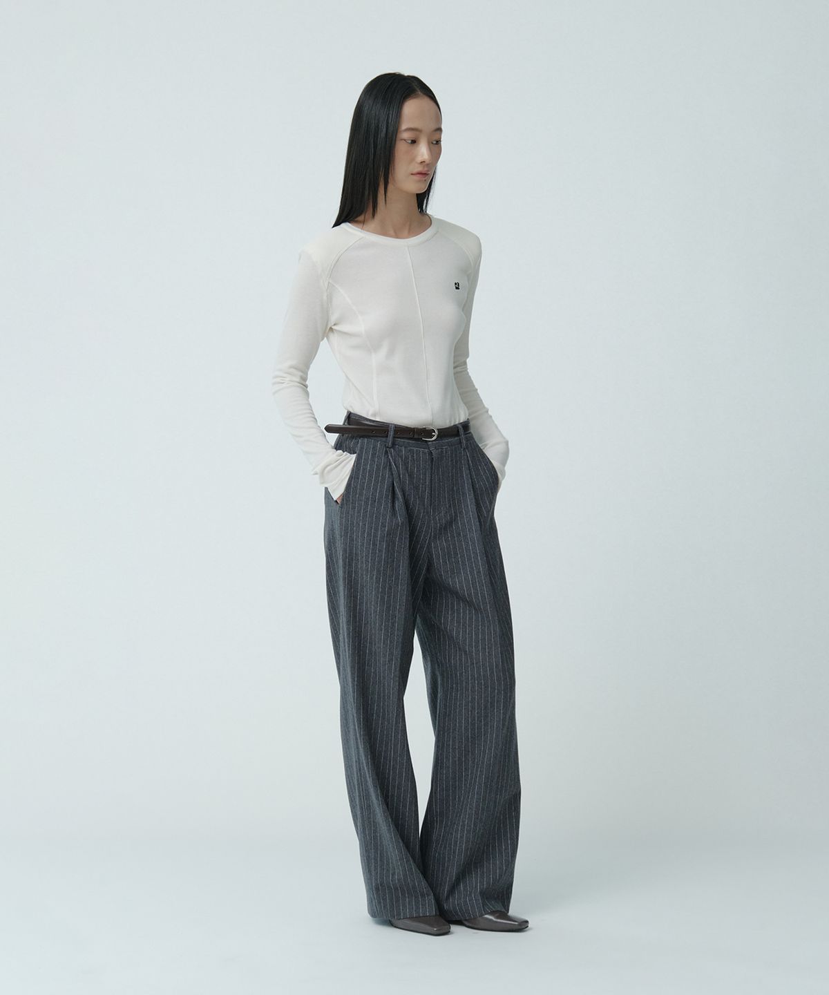 뮤제(MUSEE) [ESSENTIEL] ARCH Minimal Wool-Blend Semi-Wide Pants_Gray Stripe