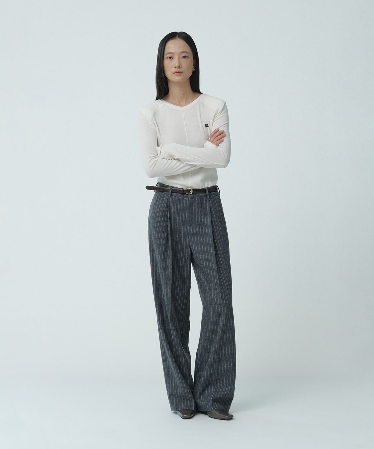 뮤제(MUSEE) [ESSENTIEL] ARCH Minimal Wool-Blend Semi-Wide Pants_Gray Stripe