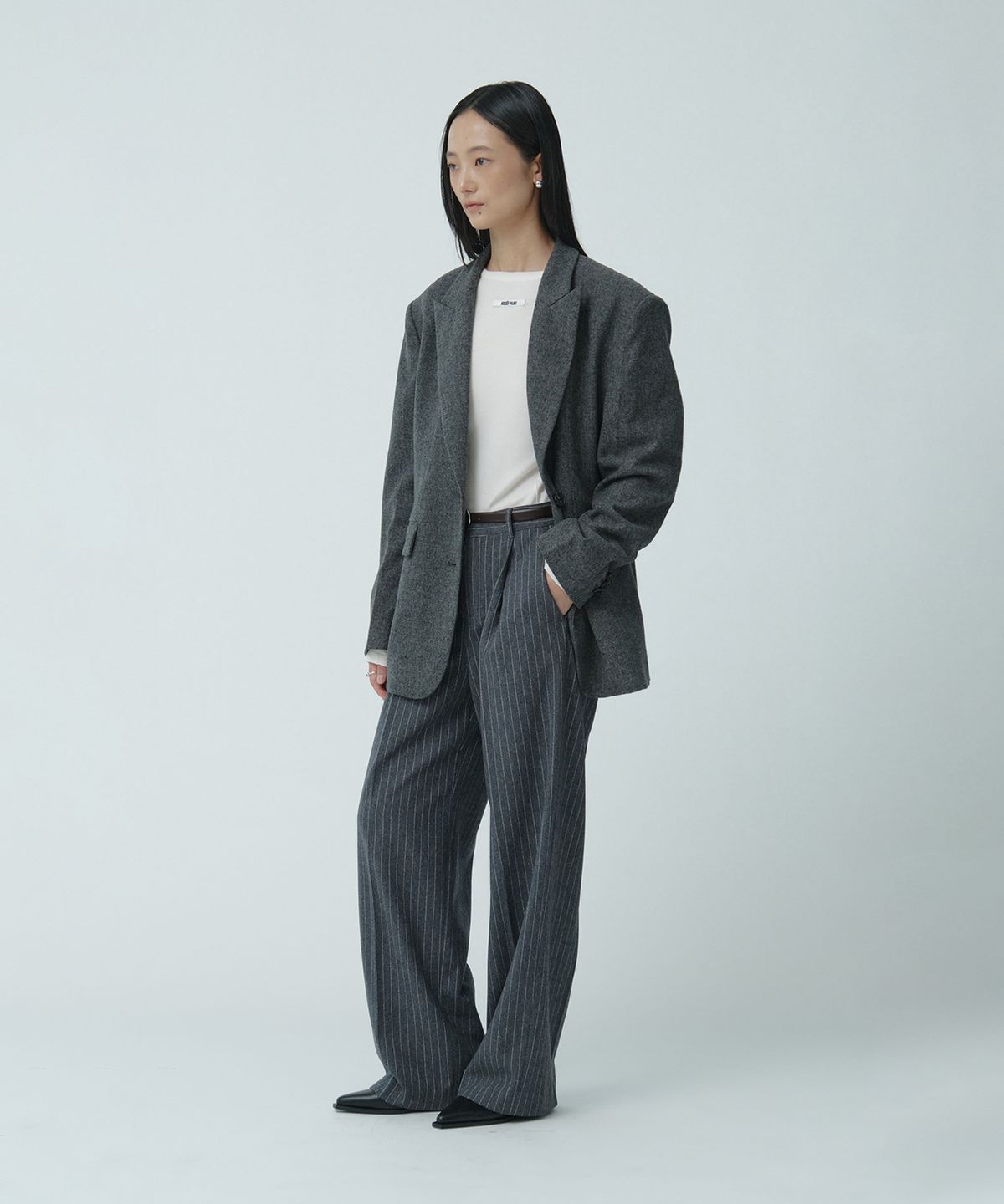 뮤제(MUSEE) [ESSENTIEL] ARCH Minimal Wool-Blend Semi-Wide Pants_Gray Stripe