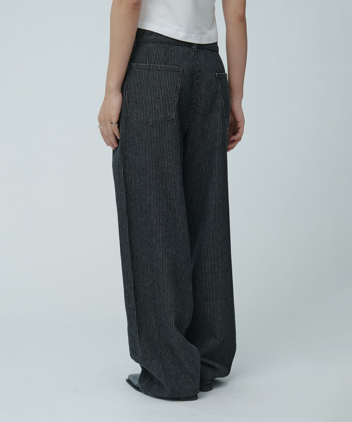 뮤제(MUSEE) VITESSE Curved Semi-Wide Buckle-Belted Denim Pants_Gray Stripe