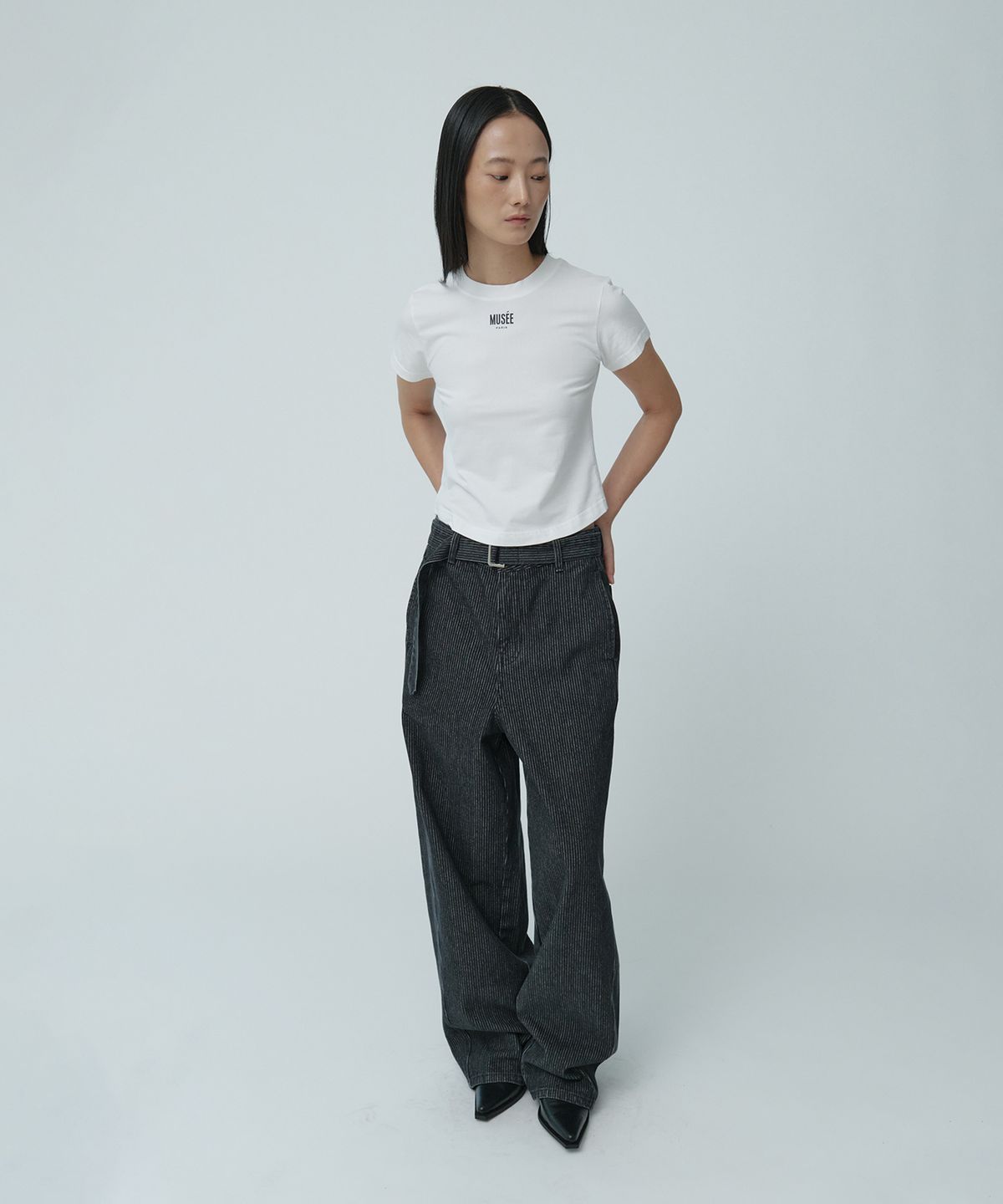 뮤제(MUSEE) VITESSE Curved Semi-Wide Buckle-Belted Denim Pants_Gray Stripe