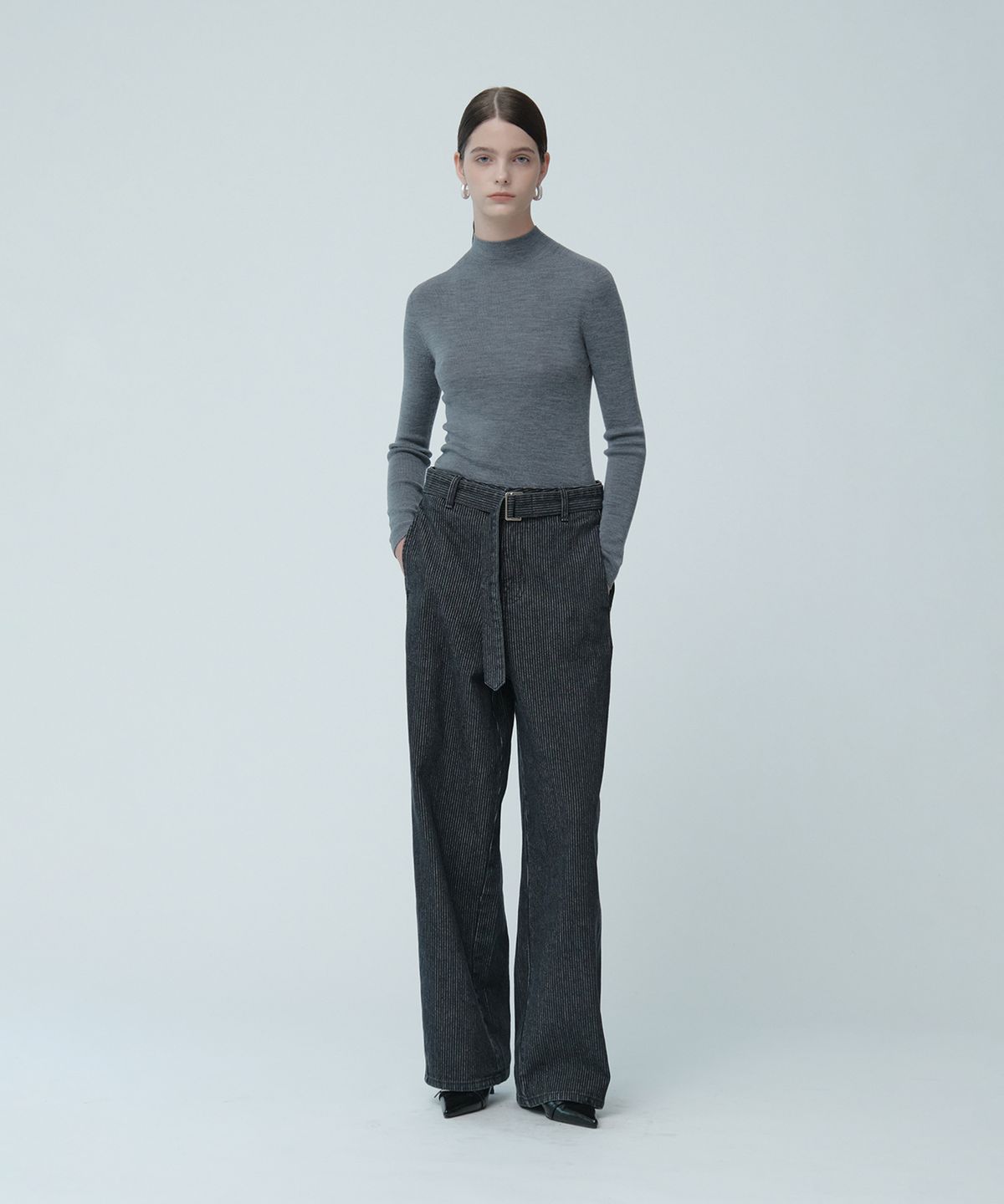뮤제(MUSEE) VITESSE Curved Semi-Wide Buckle-Belted Denim Pants_Gray Stripe