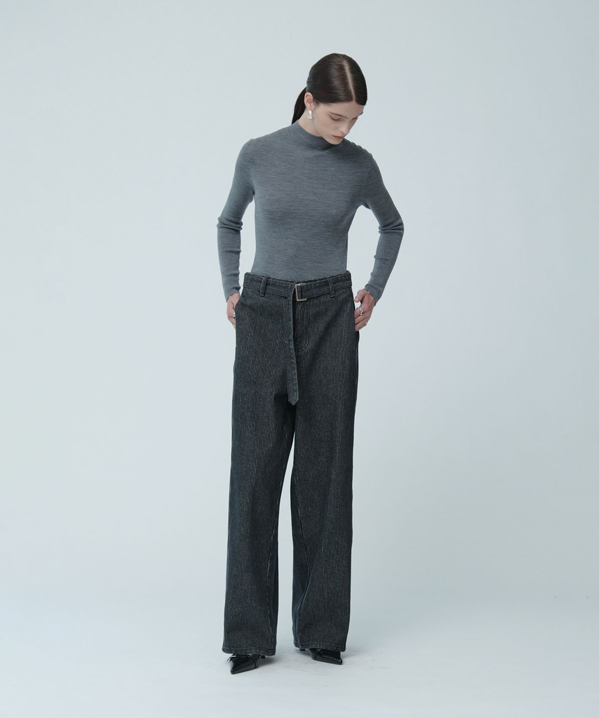 뮤제(MUSEE) VITESSE Curved Semi-Wide Buckle-Belted Denim Pants_Gray Stripe