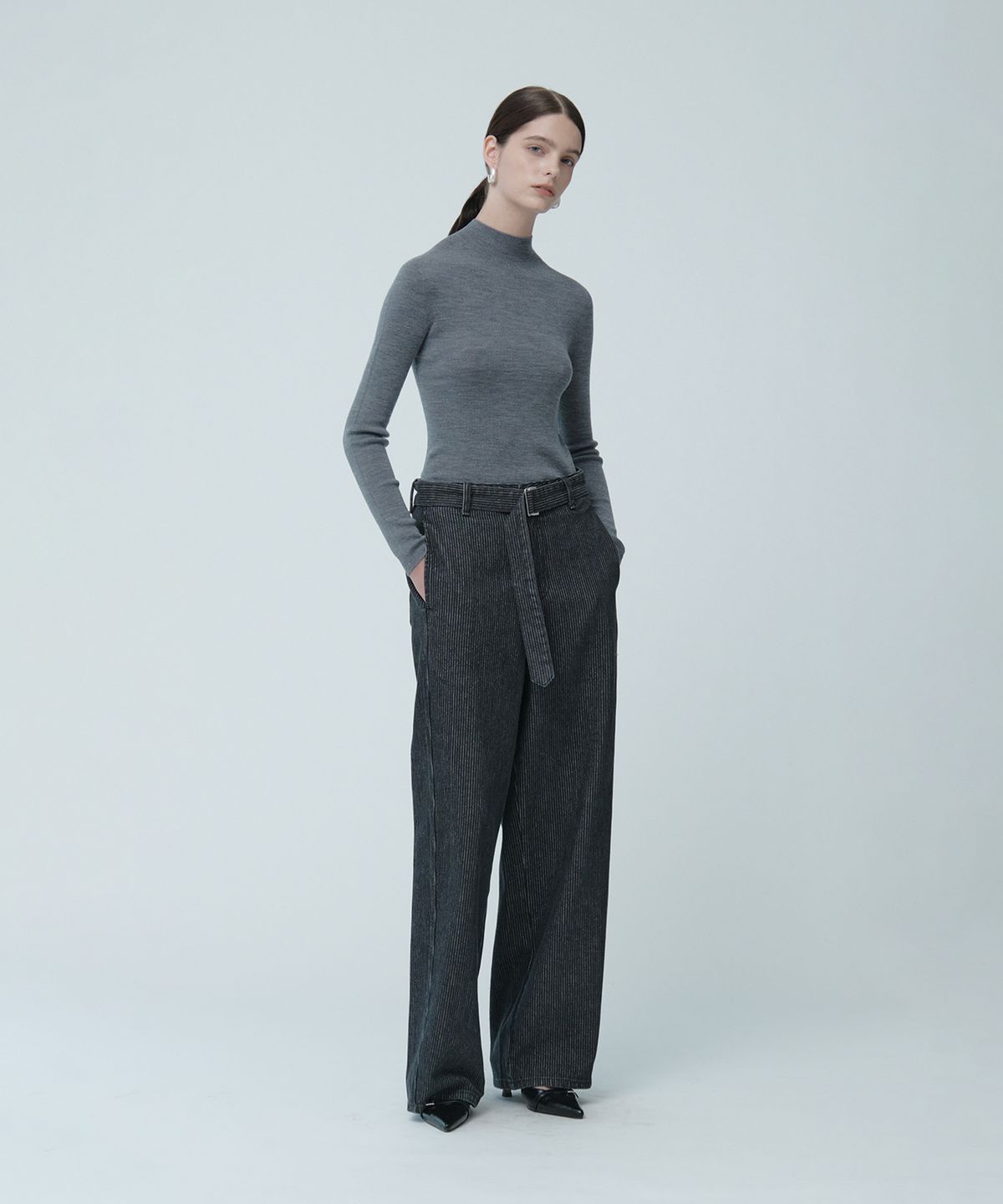 뮤제(MUSEE) VITESSE Curved Semi-Wide Buckle-Belted Denim Pants_Gray Stripe