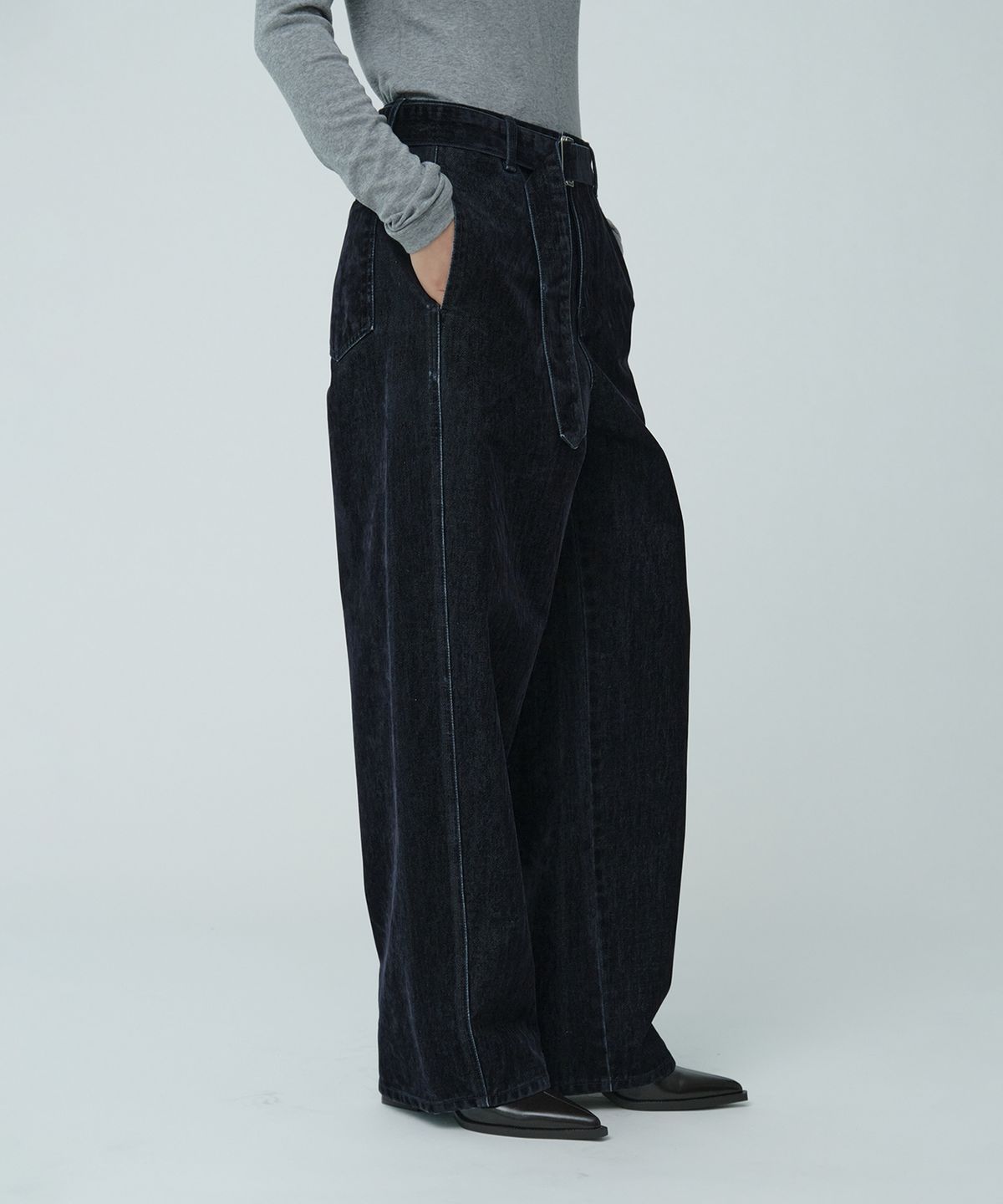 뮤제(MUSEE) VITESSE Curved Semi-Wide Buckle-Belted Denim Pants_Navy