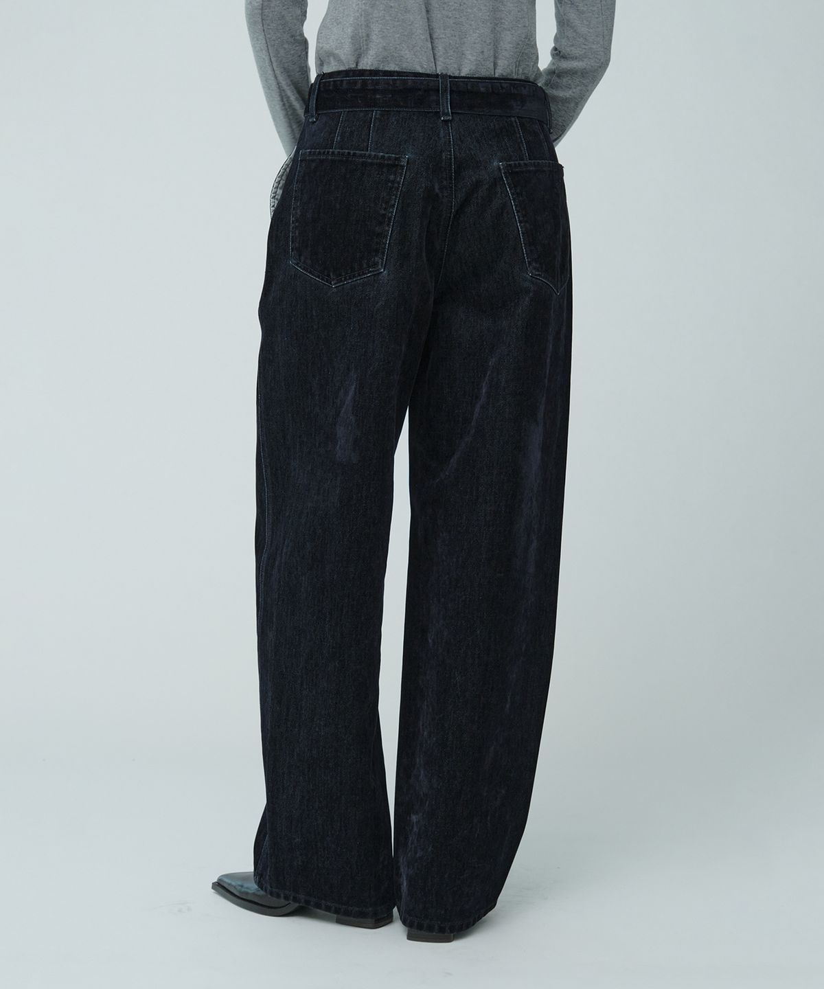 뮤제(MUSEE) VITESSE Curved Semi-Wide Buckle-Belted Denim Pants_Navy