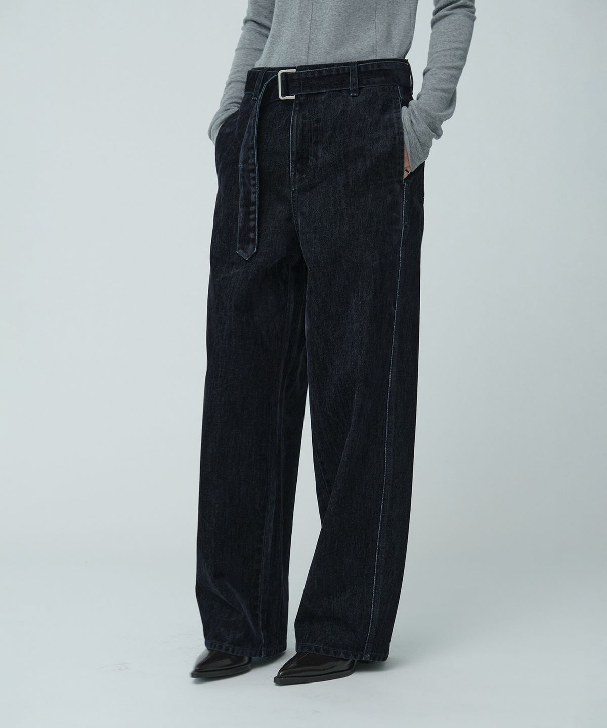 뮤제(MUSEE) VITESSE Curved Semi-Wide Buckle-Belted Denim Pants_Navy