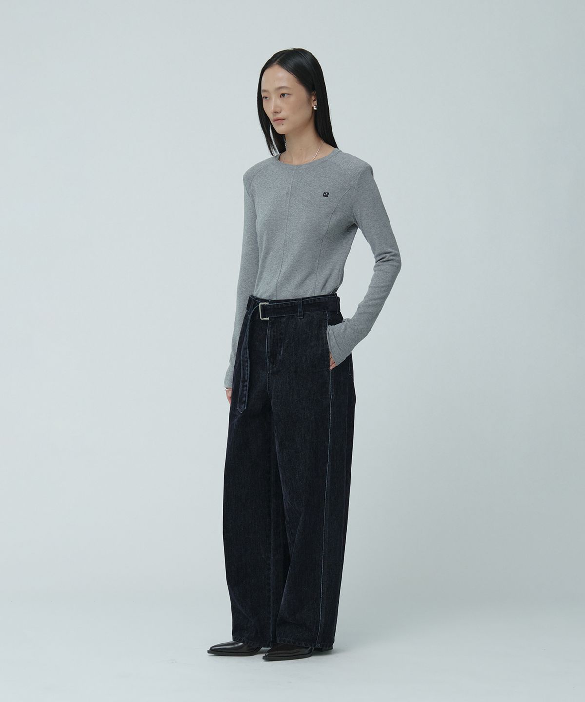 뮤제(MUSEE) VITESSE Curved Semi-Wide Buckle-Belted Denim Pants_Navy