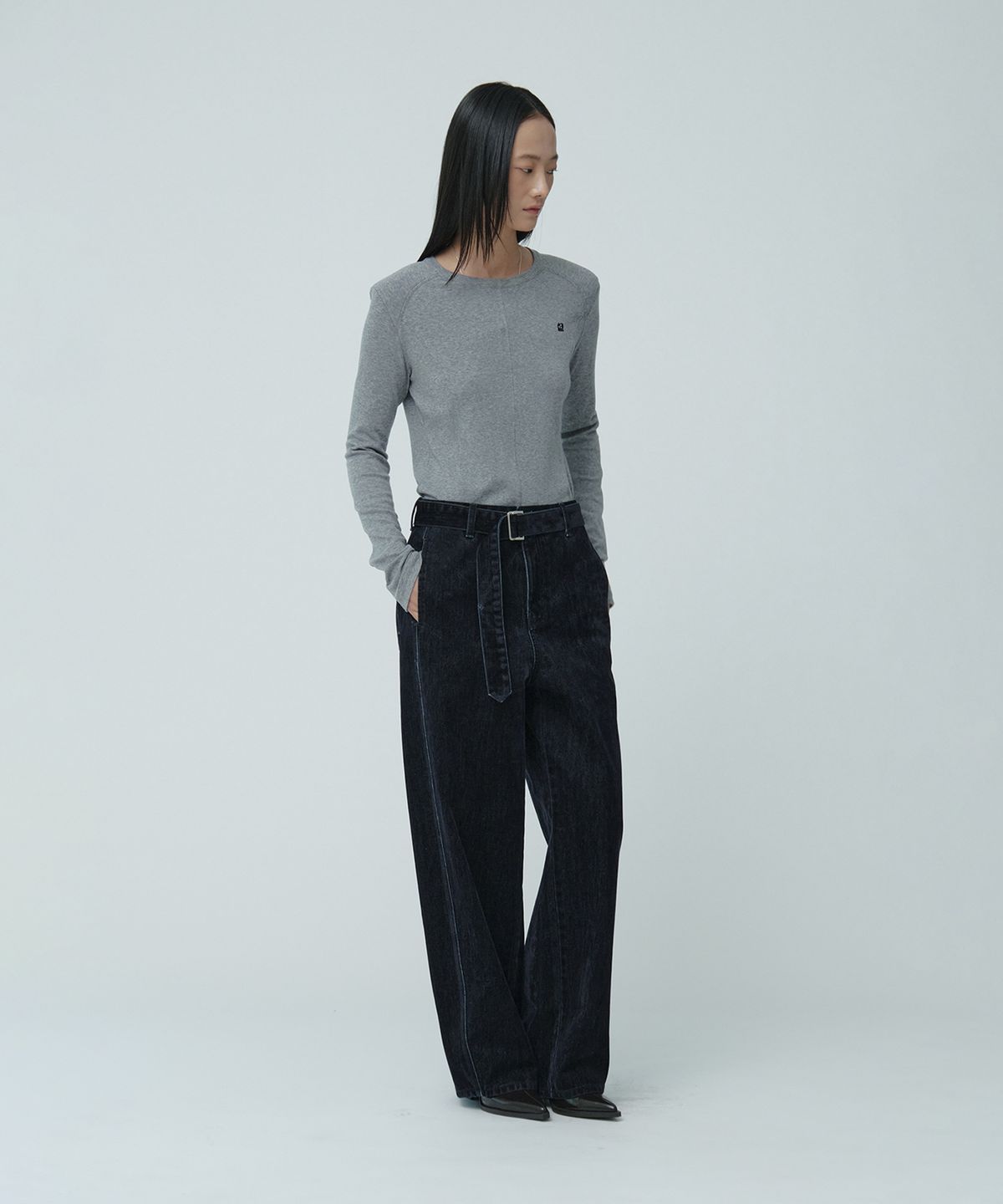 뮤제(MUSEE) VITESSE Curved Semi-Wide Buckle-Belted Denim Pants_Navy