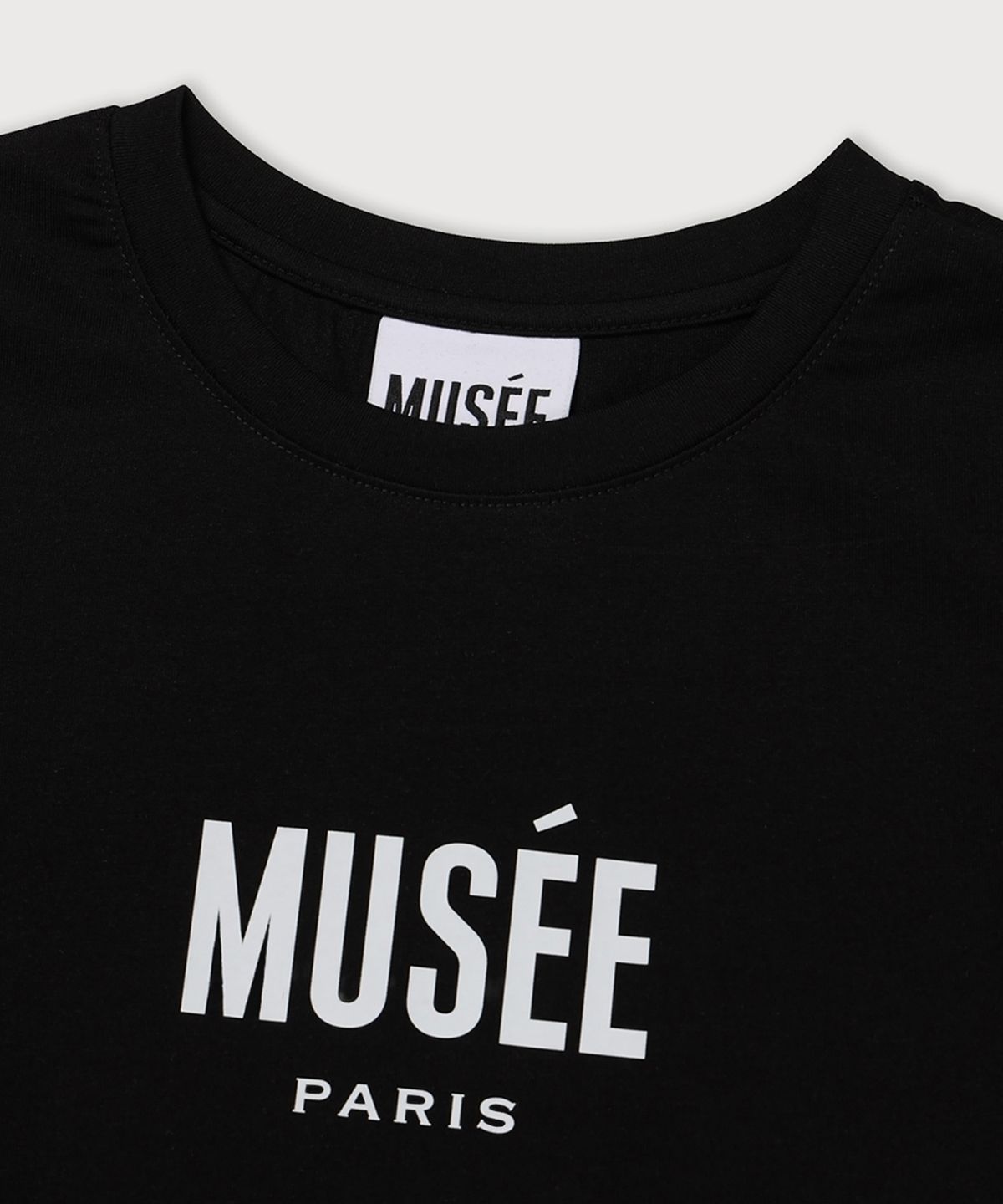 뮤제(MUSEE) MUSEE Logo Standard Fit Essentiel T-Shirt_Black
