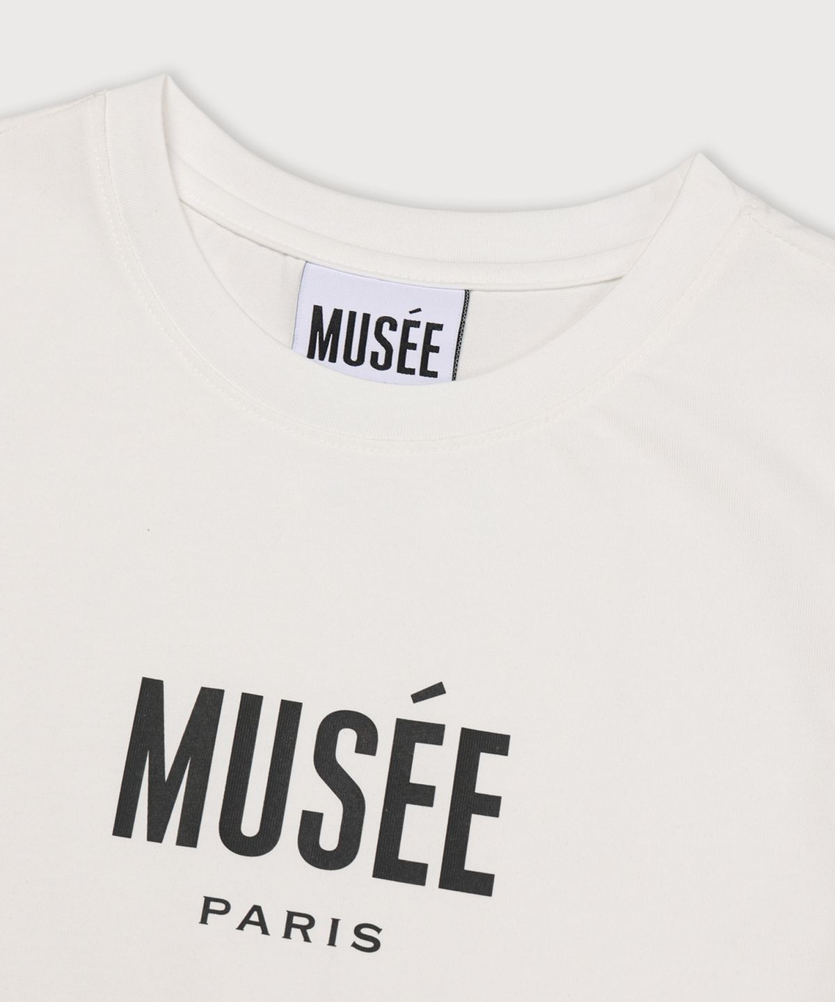 뮤제(MUSEE) MUSEE Logo Standard Fit Essentiel T-Shirt_White