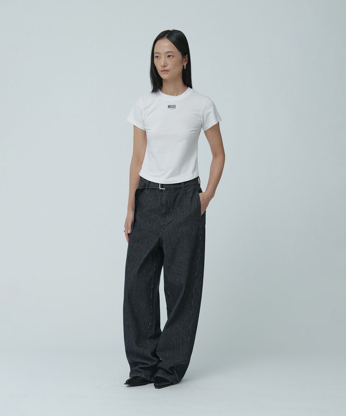 뮤제(MUSEE) MUSEE Logo Slim Fit Essentiel T-Shirt_White