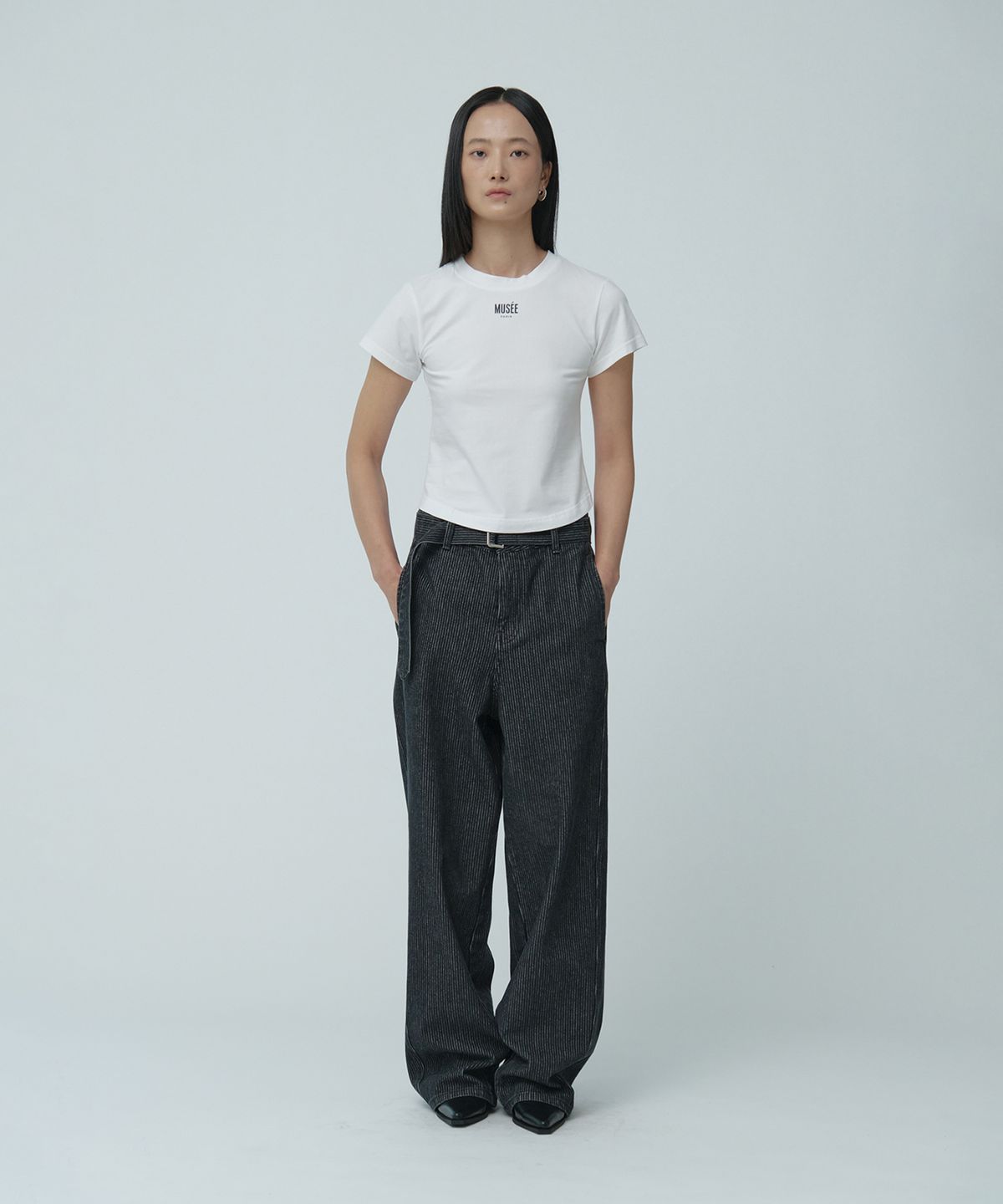 뮤제(MUSEE) MUSEE Logo Slim Fit Essentiel T-Shirt_White