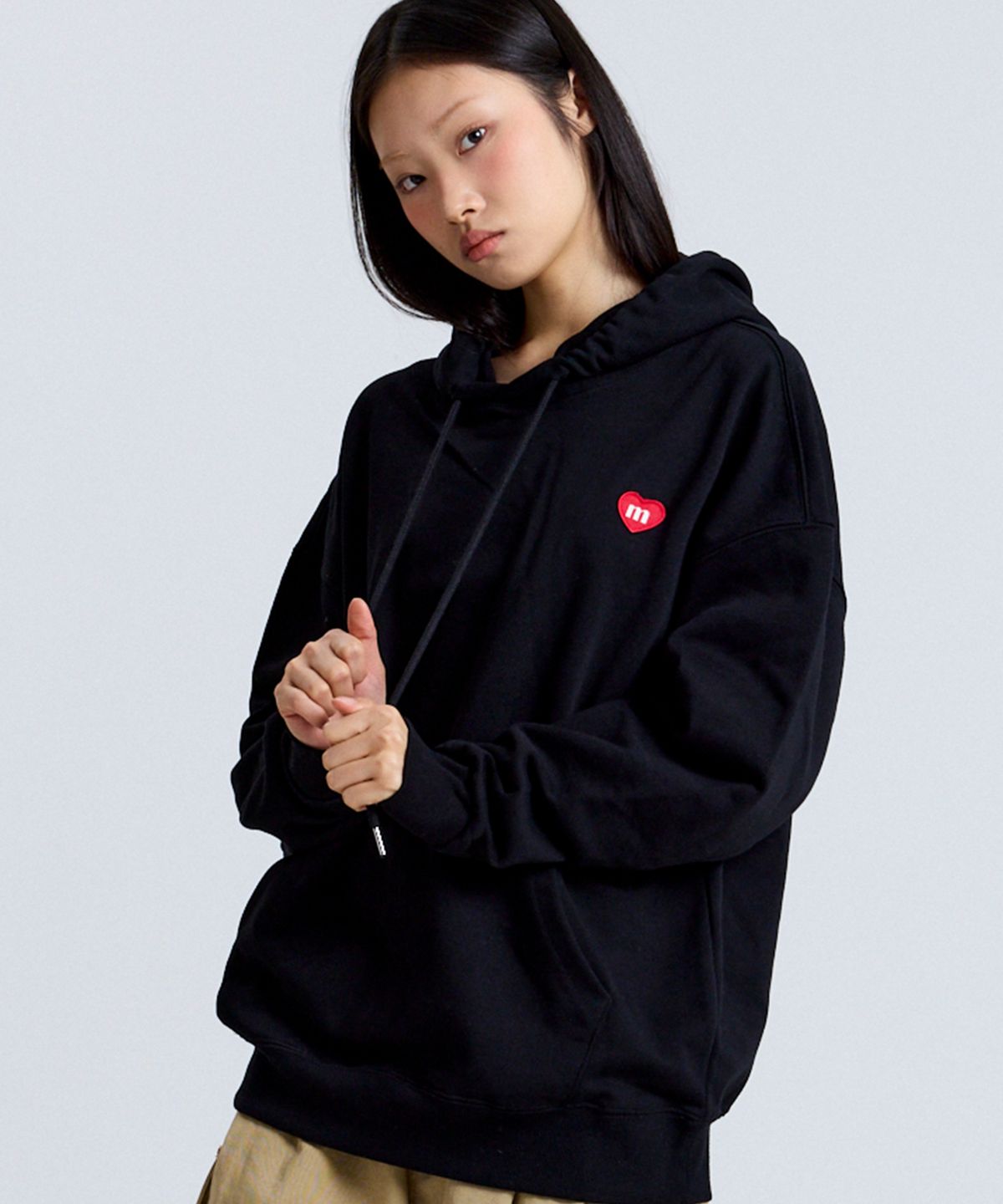 마크니(MACNI) HEART SYMBOL HOODIE BLACK