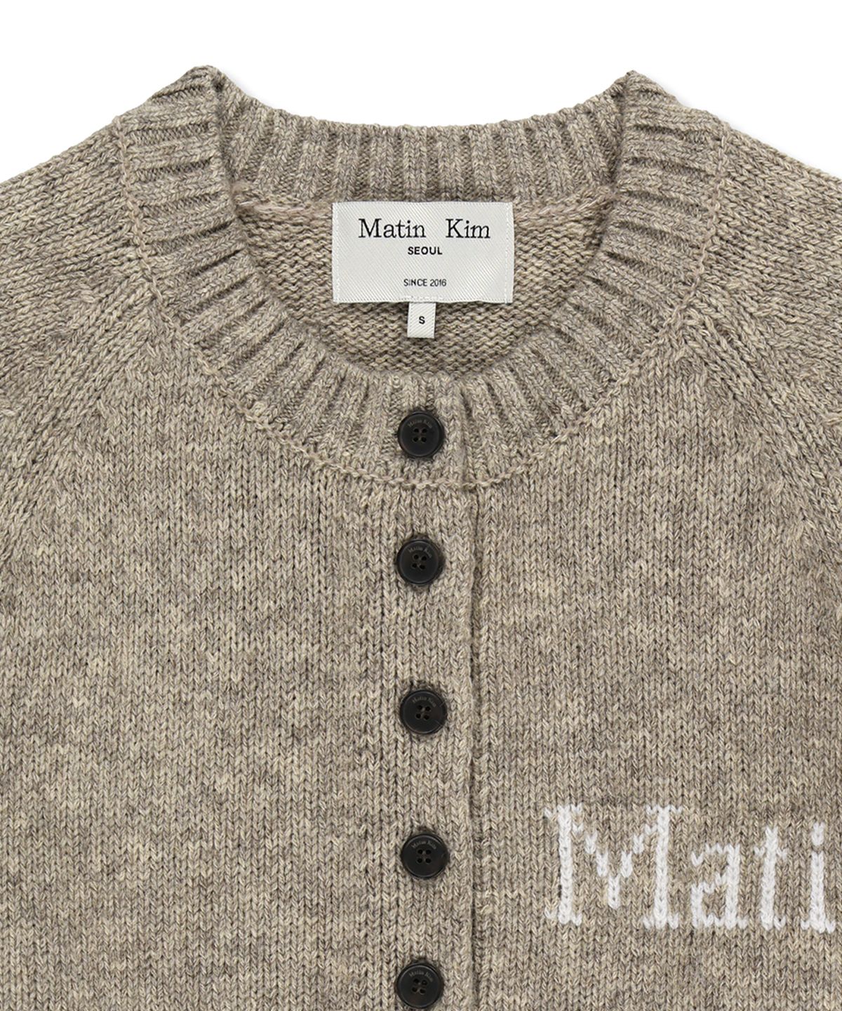마뗑킴(MATIN KIM) MATIN BUTTON POINT HENLEY NECK LOGO KNIT TOP IN BEIGE