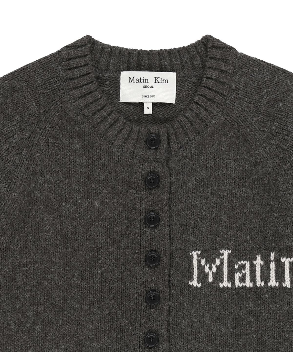 마뗑킴(MATIN KIM) MATIN BUTTON POINT HENLEY NECK LOGO KNIT TOP IN CHARCOAL