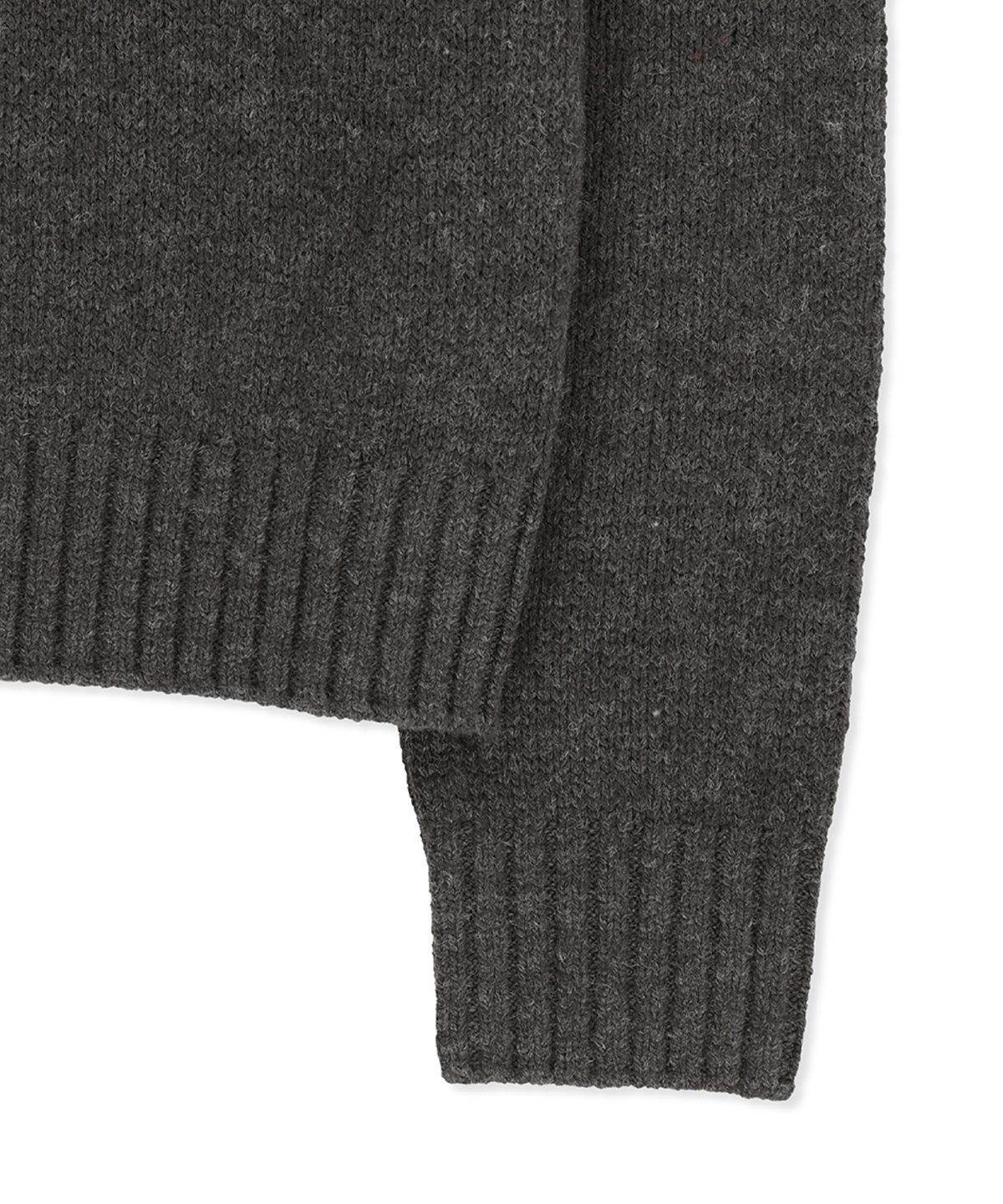 마뗑킴(MATIN KIM) MATIN BUTTON POINT HENLEY NECK LOGO KNIT TOP IN CHARCOAL