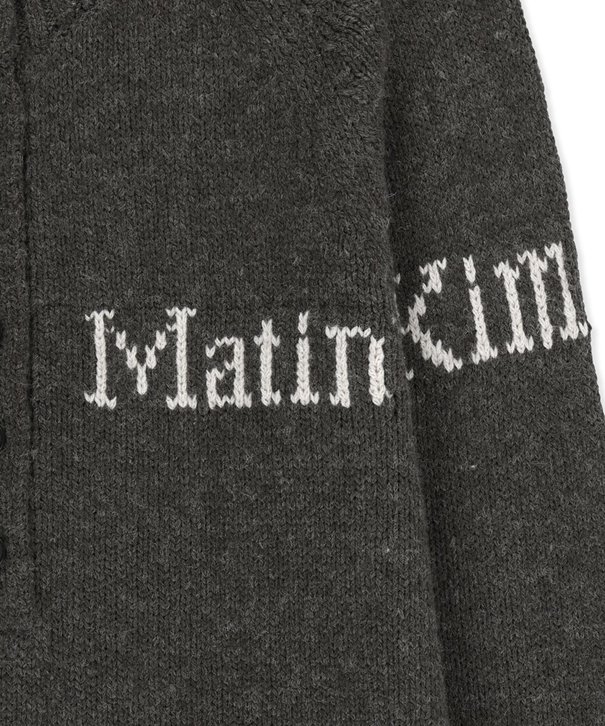 마뗑킴(MATIN KIM) MATIN BUTTON POINT HENLEY NECK LOGO KNIT TOP IN CHARCOAL