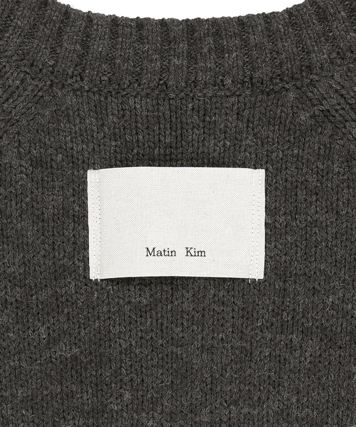 마뗑킴(MATIN KIM) MATIN BUTTON POINT HENLEY NECK LOGO KNIT TOP IN CHARCOAL