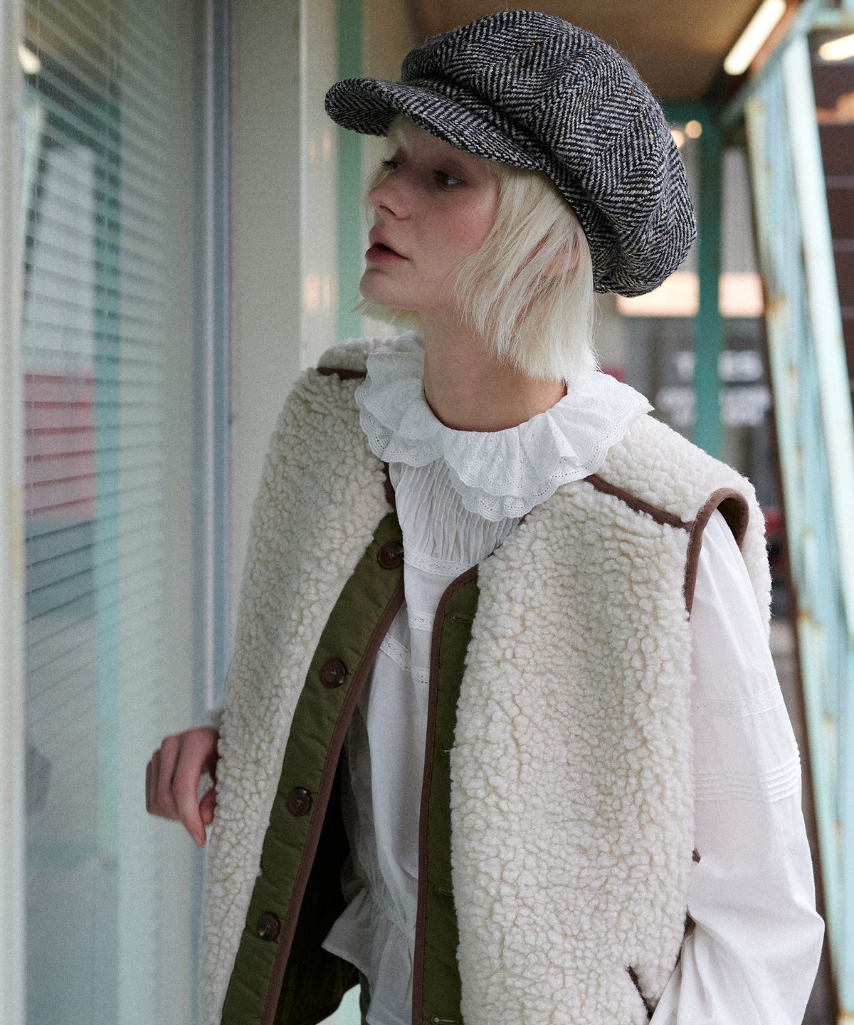 그린버터(GREENBUTTER) Reversible Shearling Quilted Vest (Khaki)