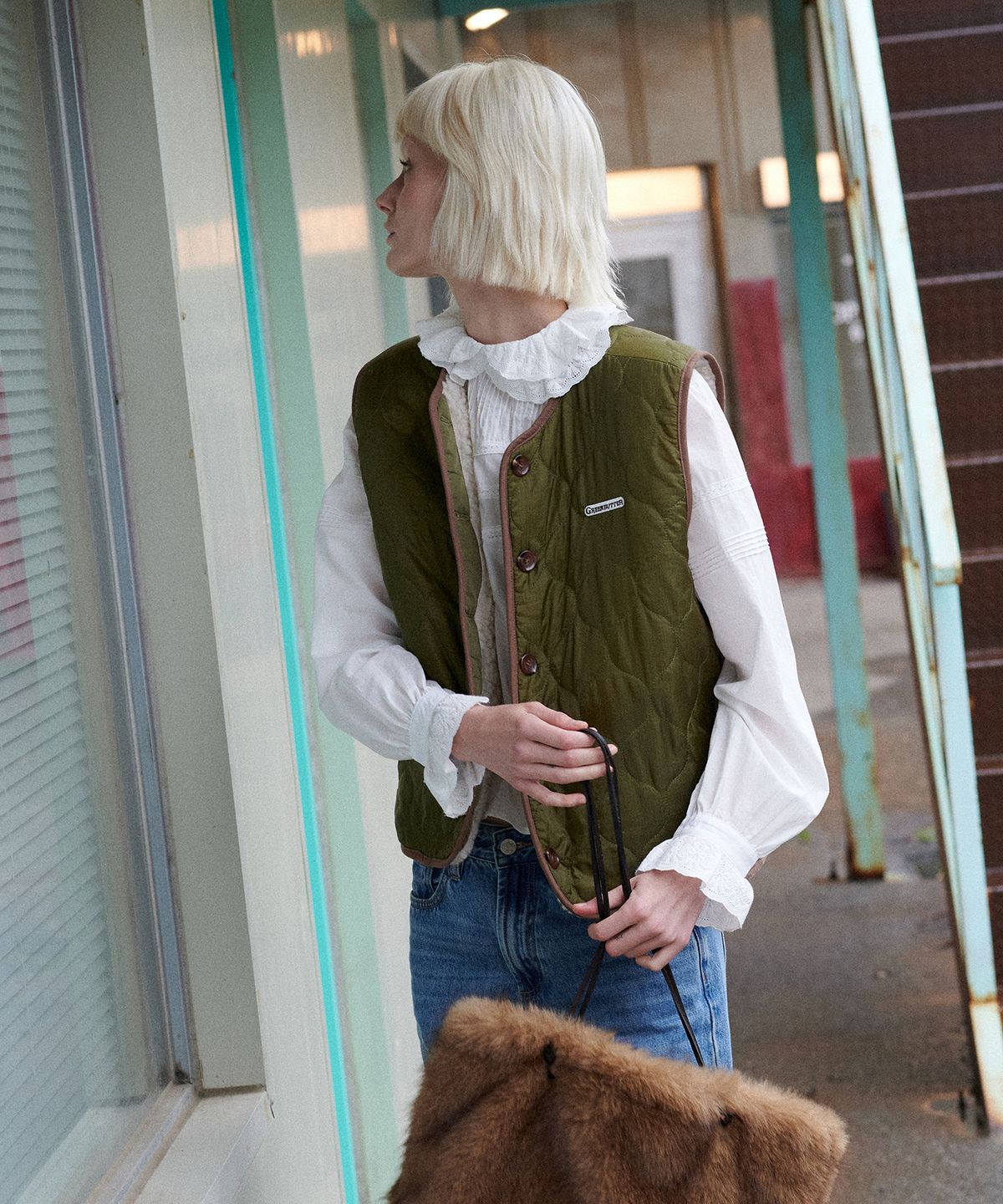 그린버터(GREENBUTTER) Reversible Shearling Quilted Vest (Khaki)