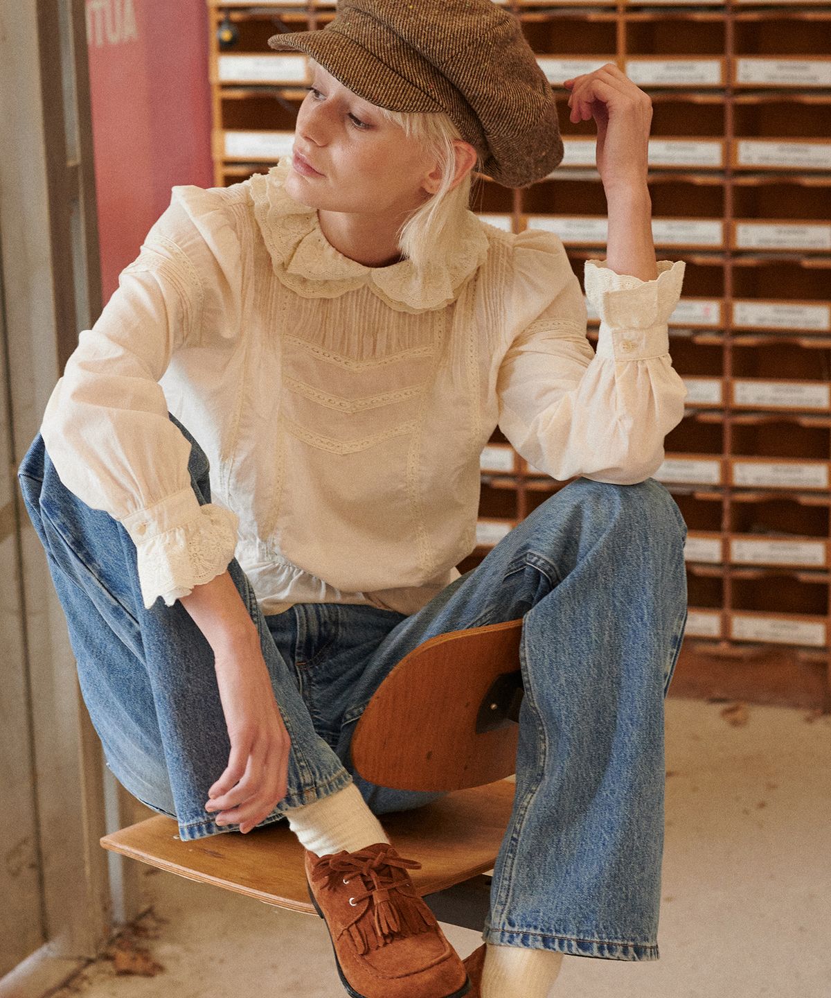 그린버터(GREENBUTTER) Rosette Lace Pintuck Blouse (L/Beige)