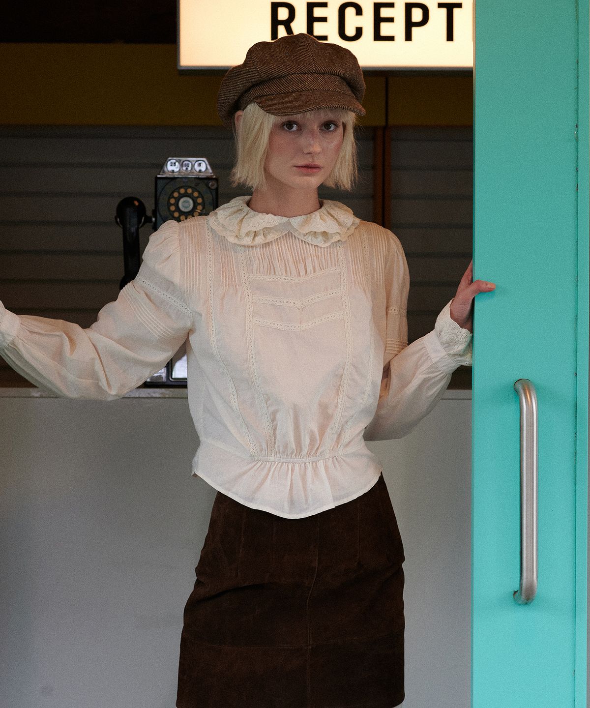 그린버터(GREENBUTTER) Rosette Lace Pintuck Blouse (L/Beige)