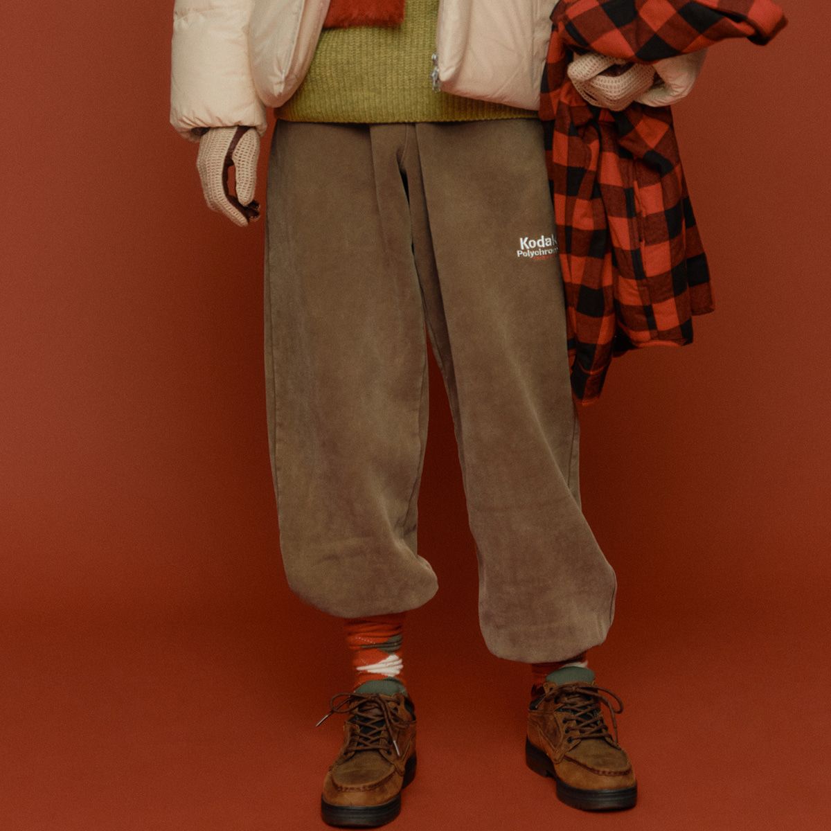 코닥(KODAK) 레인보우 스노우워싱 기모 조거 팬츠 BROWN