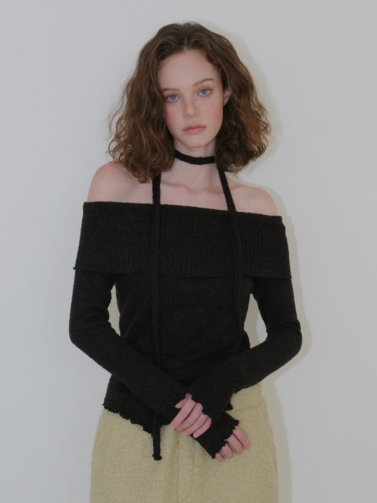 에트몽(ETMON) Tie Off Shoulder T-Shirt, Black