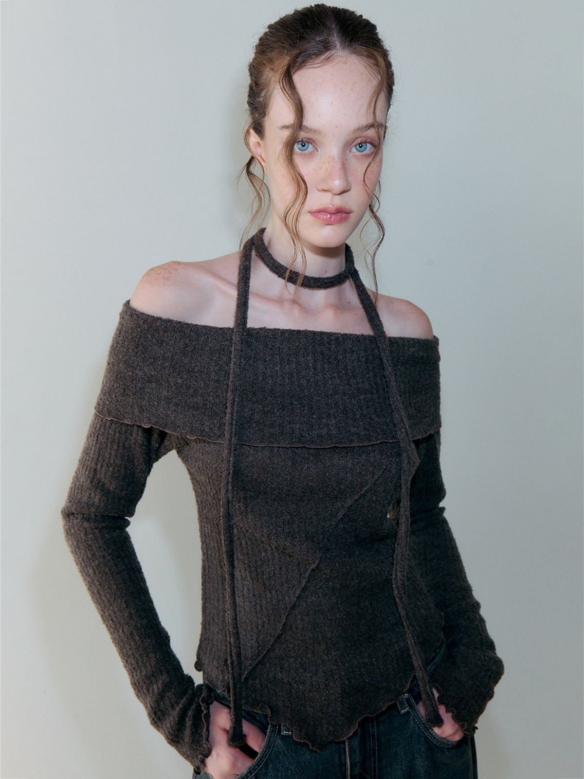에트몽(ETMON) Tie Off Shoulder T-Shirt, Brown