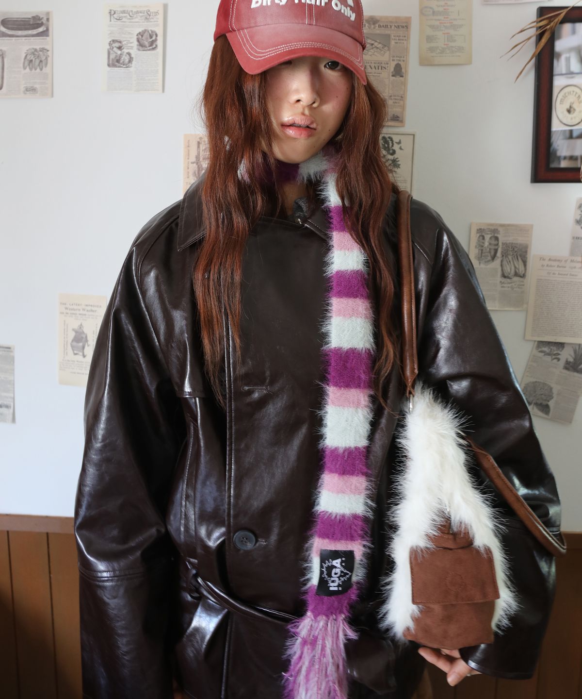 이우가마카라스(IUGAMAKARAS) Striped Hairy Skinny Muffler (Magenta)