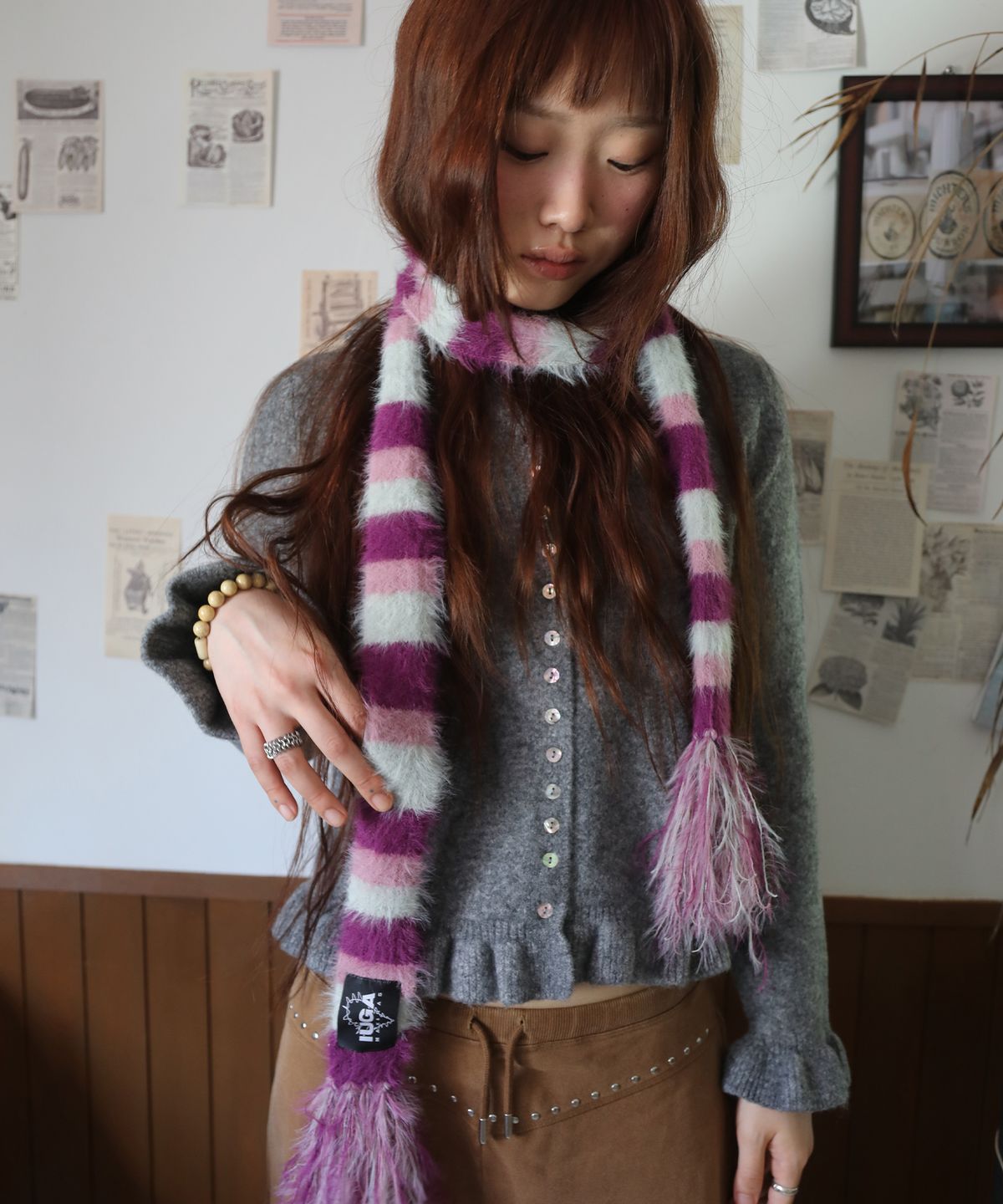 이우가마카라스(IUGAMAKARAS) Striped Hairy Skinny Muffler (Magenta)
