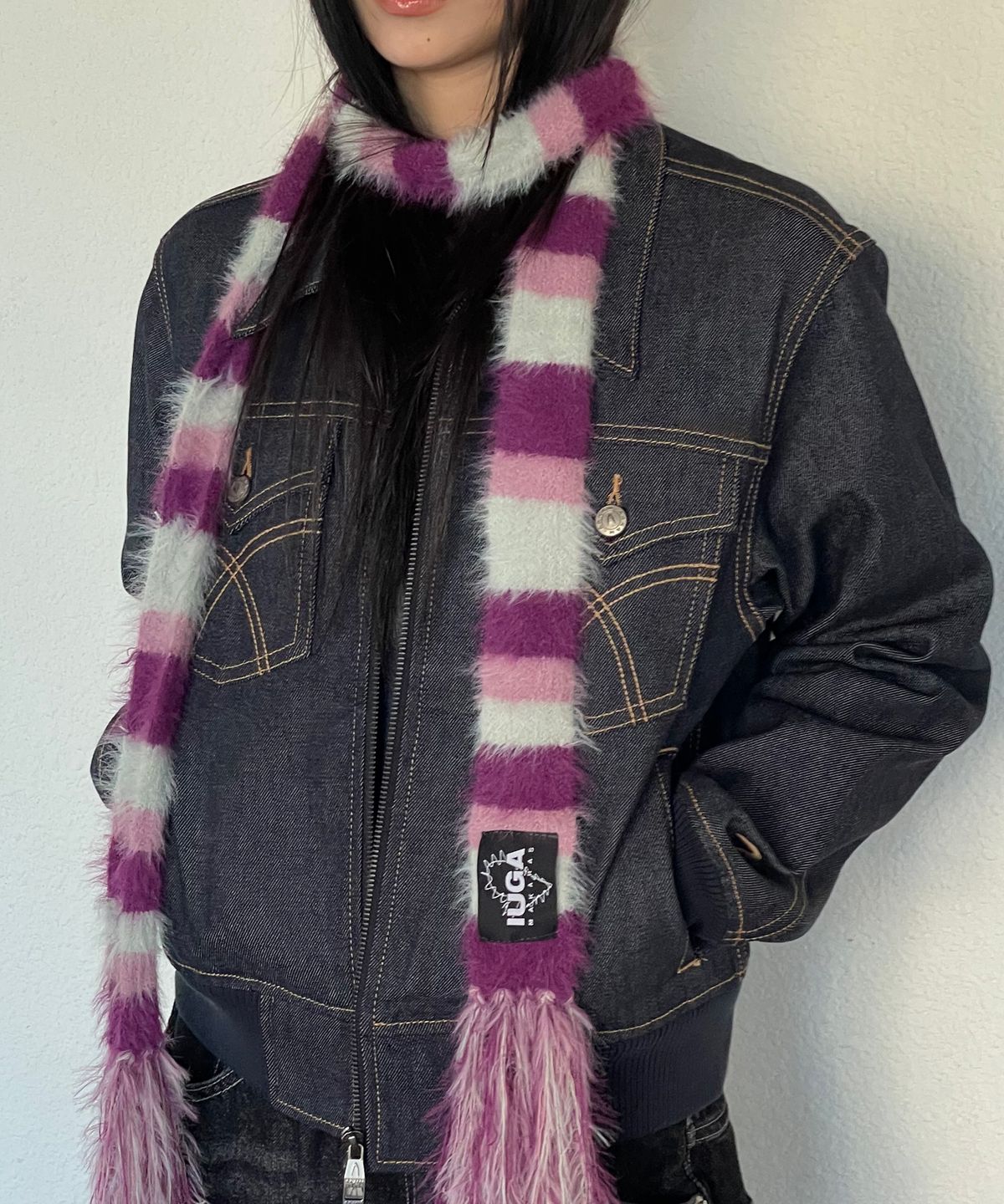 이우가마카라스(IUGAMAKARAS) Striped Hairy Skinny Muffler (Magenta)