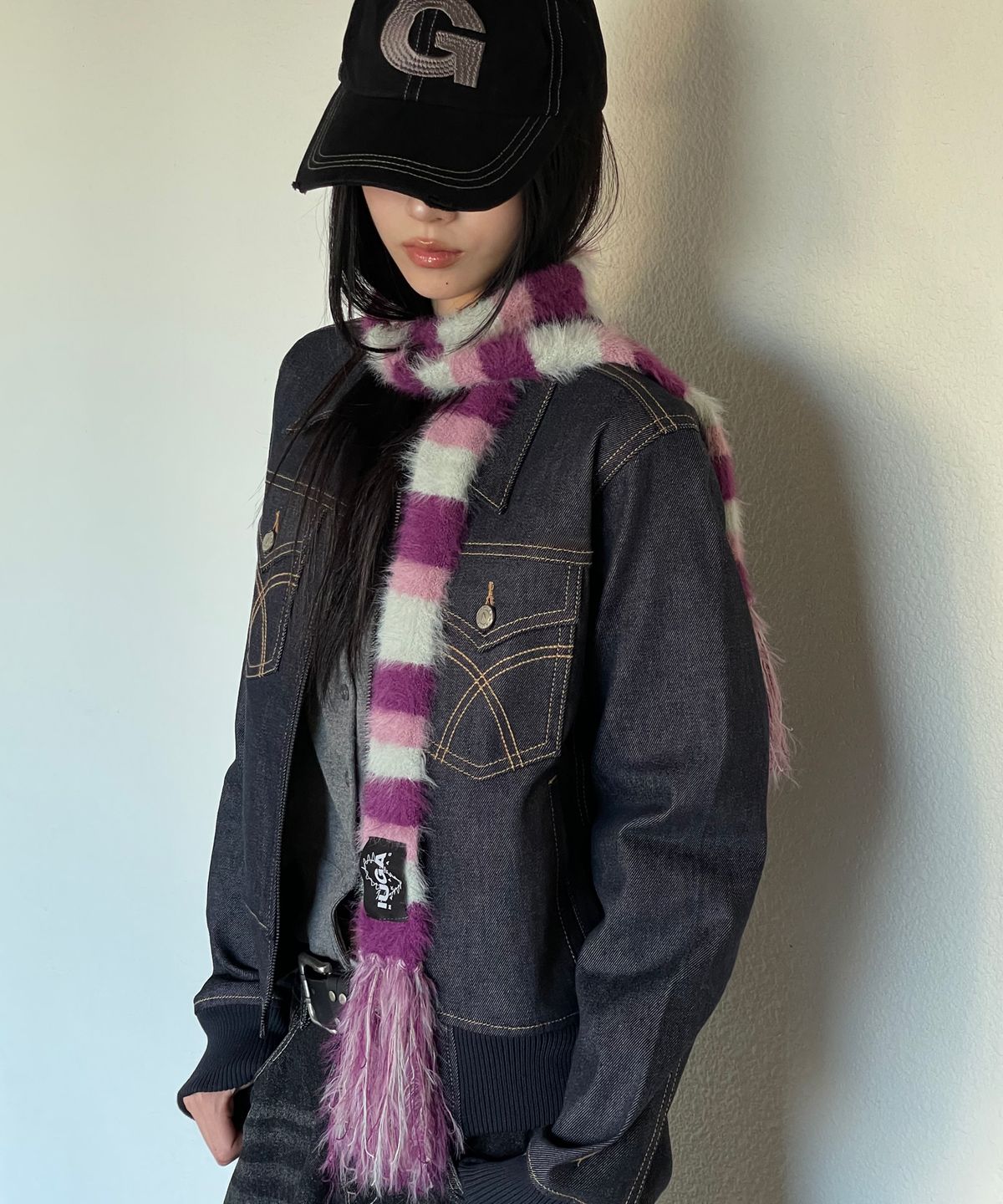 이우가마카라스(IUGAMAKARAS) Striped Hairy Skinny Muffler (Magenta)