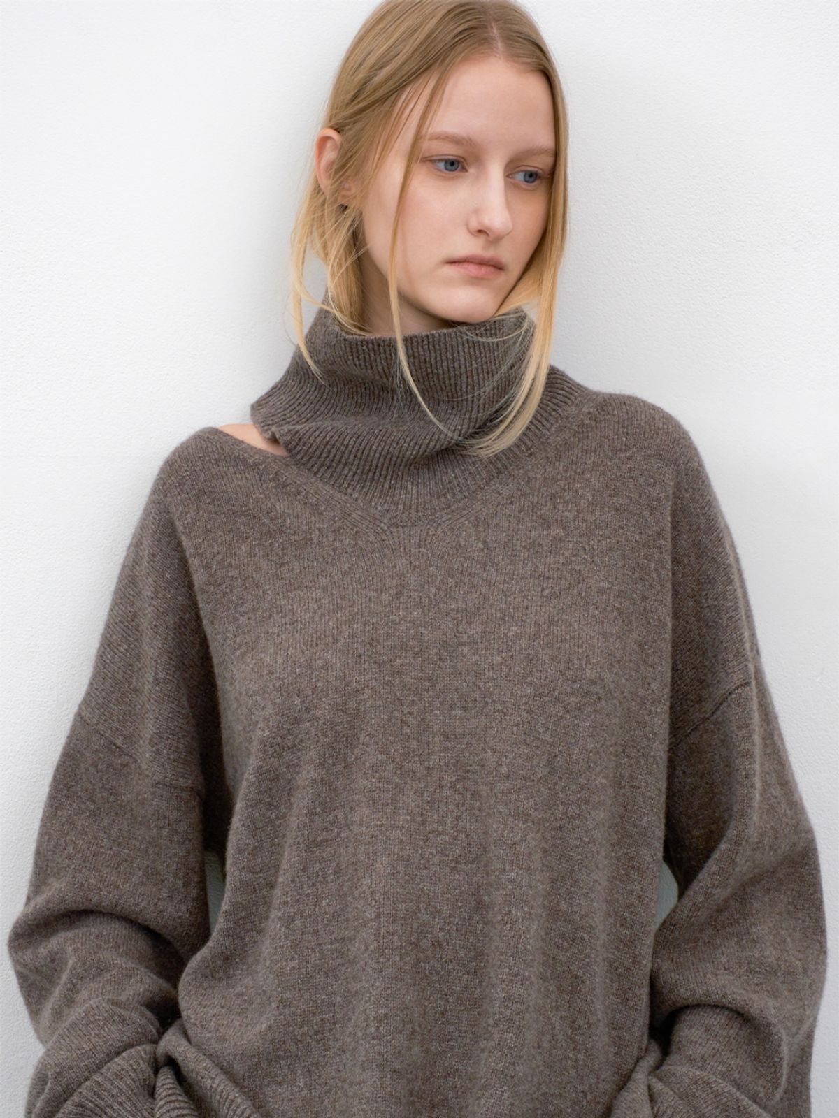 아틀리에 나인(ATELIER NAIN) YAK BLENDED CUT OUT HIGH NECK KNIT (T-7143)
