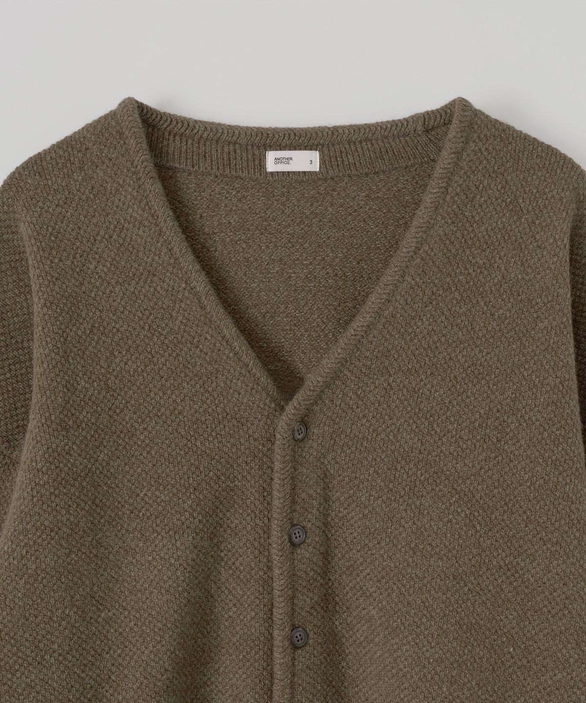 어나더 오피스(ANOTHER OFFICE) Moss Stitch V-Neck Cardigan (Arcon)