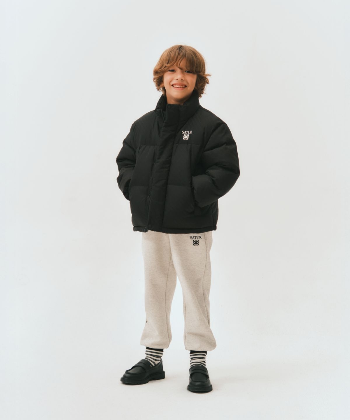 세터 키즈(SATUR KIDS) (K) 에센셜 로고 스탠드 넥 다운 자켓 블랙