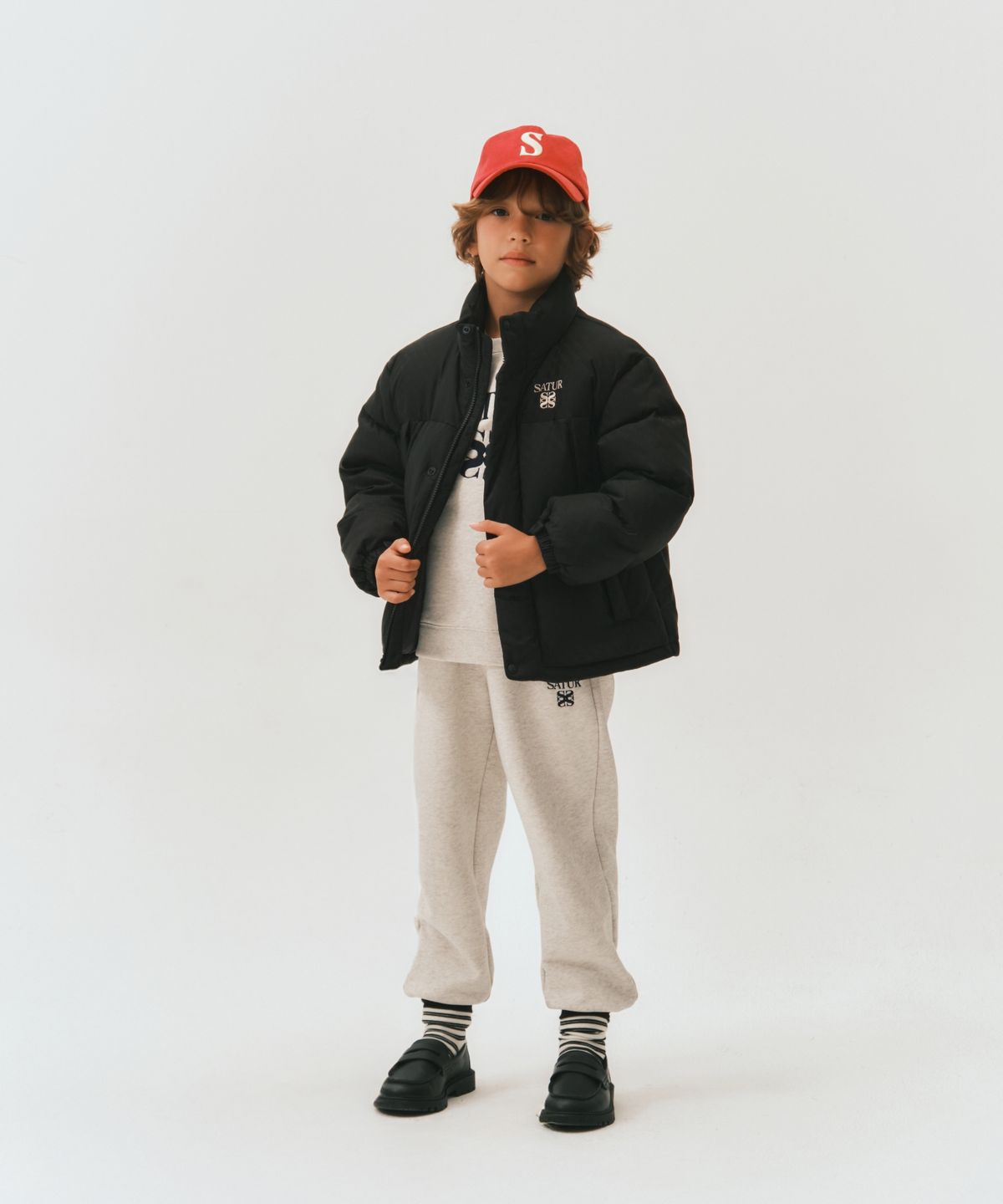 세터 키즈(SATUR KIDS) (K) 에센셜 로고 스탠드 넥 다운 자켓 블랙