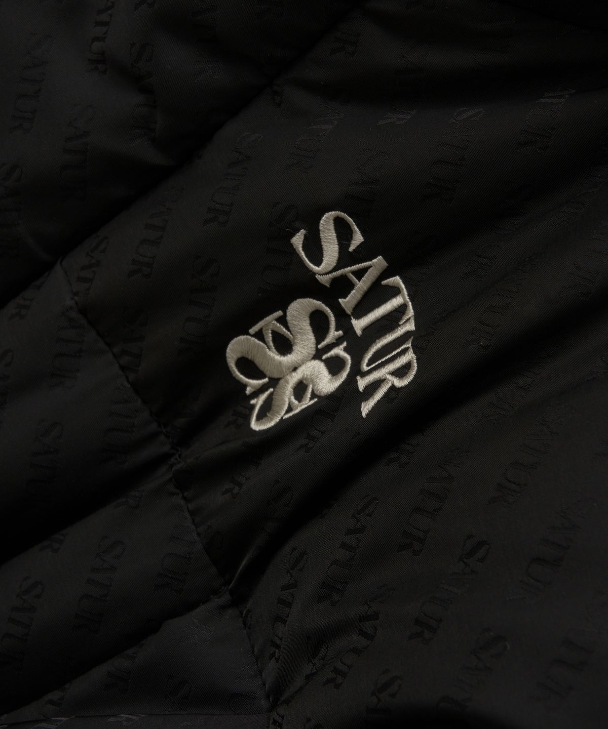 세터 키즈(SATUR KIDS) (K) 에센셜 로고 스탠드 넥 다운 자켓 블랙