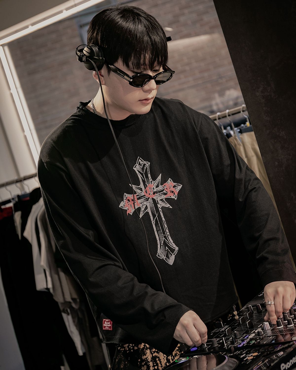 뭉(MWOONG) Scarred cross LS(black)