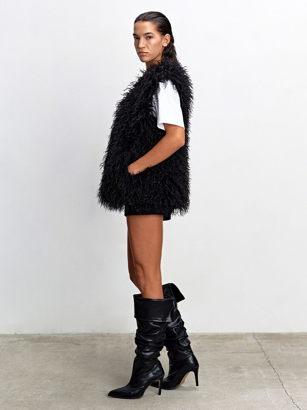 해브레스(HAVELESS) SIA FAUX FUR VEST BLACK