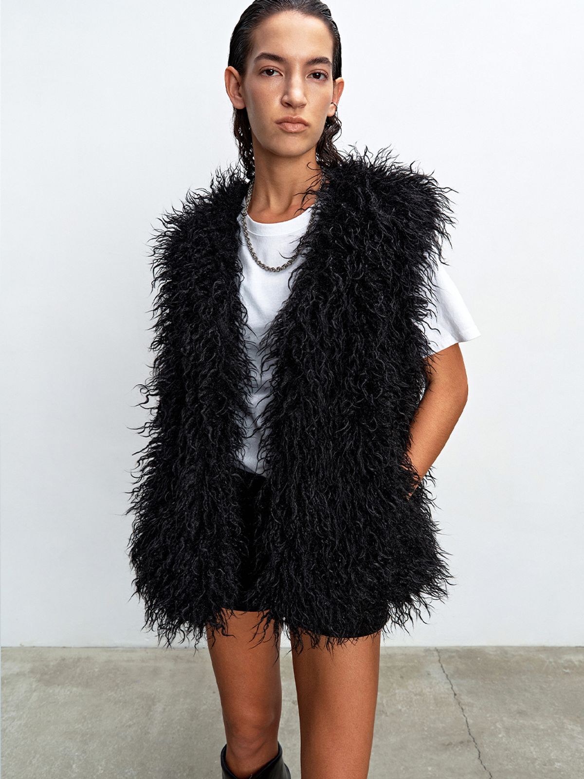 해브레스(HAVELESS) SIA FAUX FUR VEST BLACK